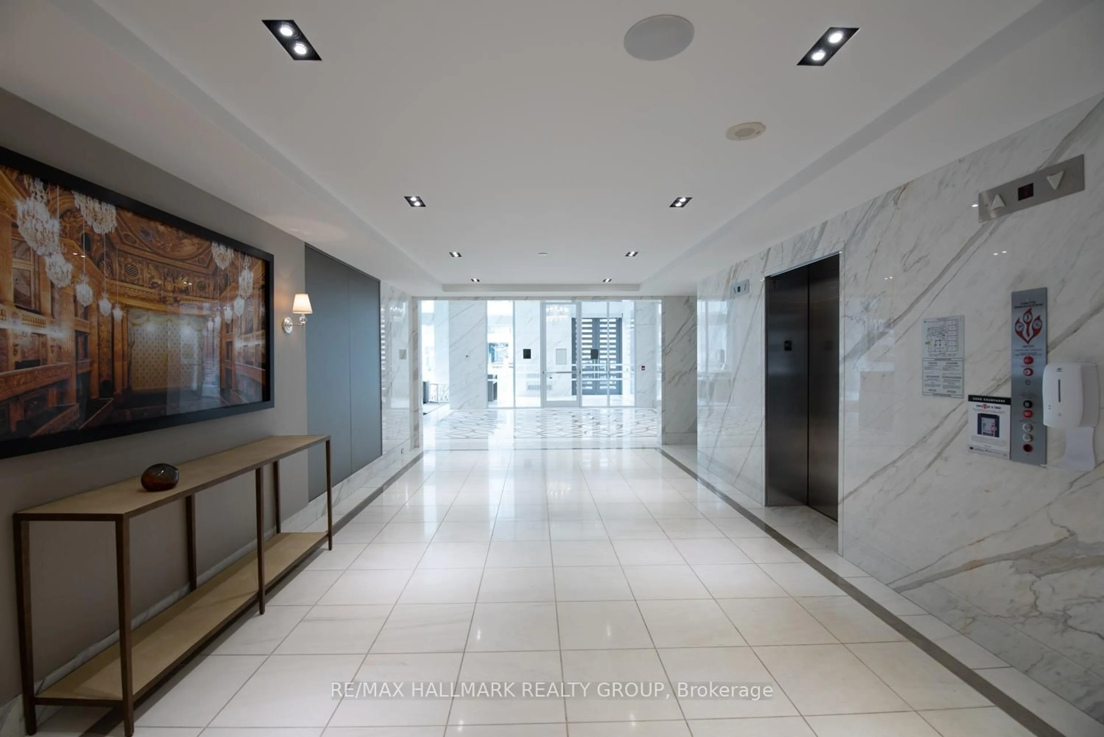 Indoor foyer for 111 Champagne Ave #1805, Ottawa Ontario K1S 5V3