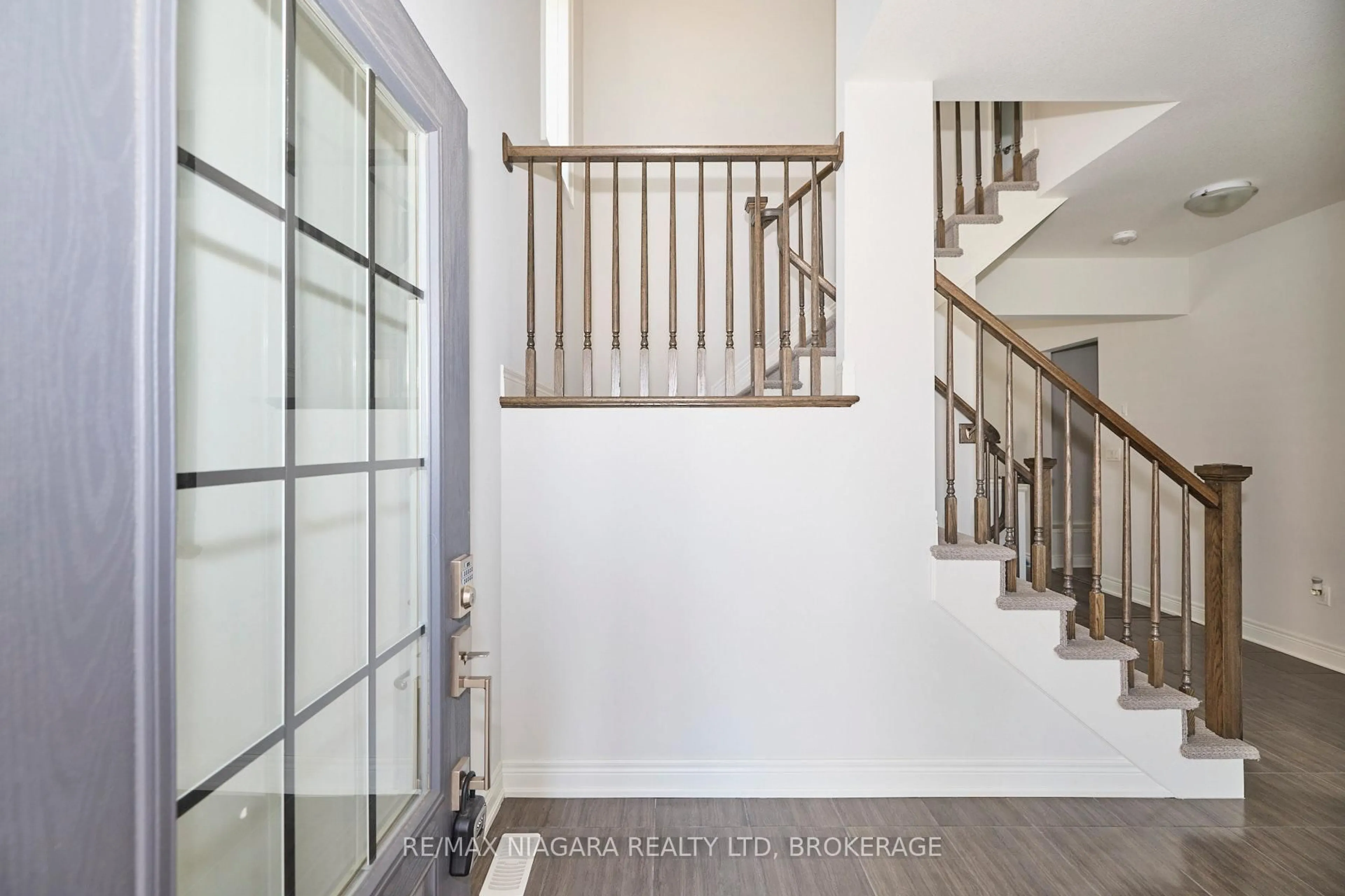 Indoor entryway for 3624 Allen Tr, Fort Erie Ontario L0S 1N0