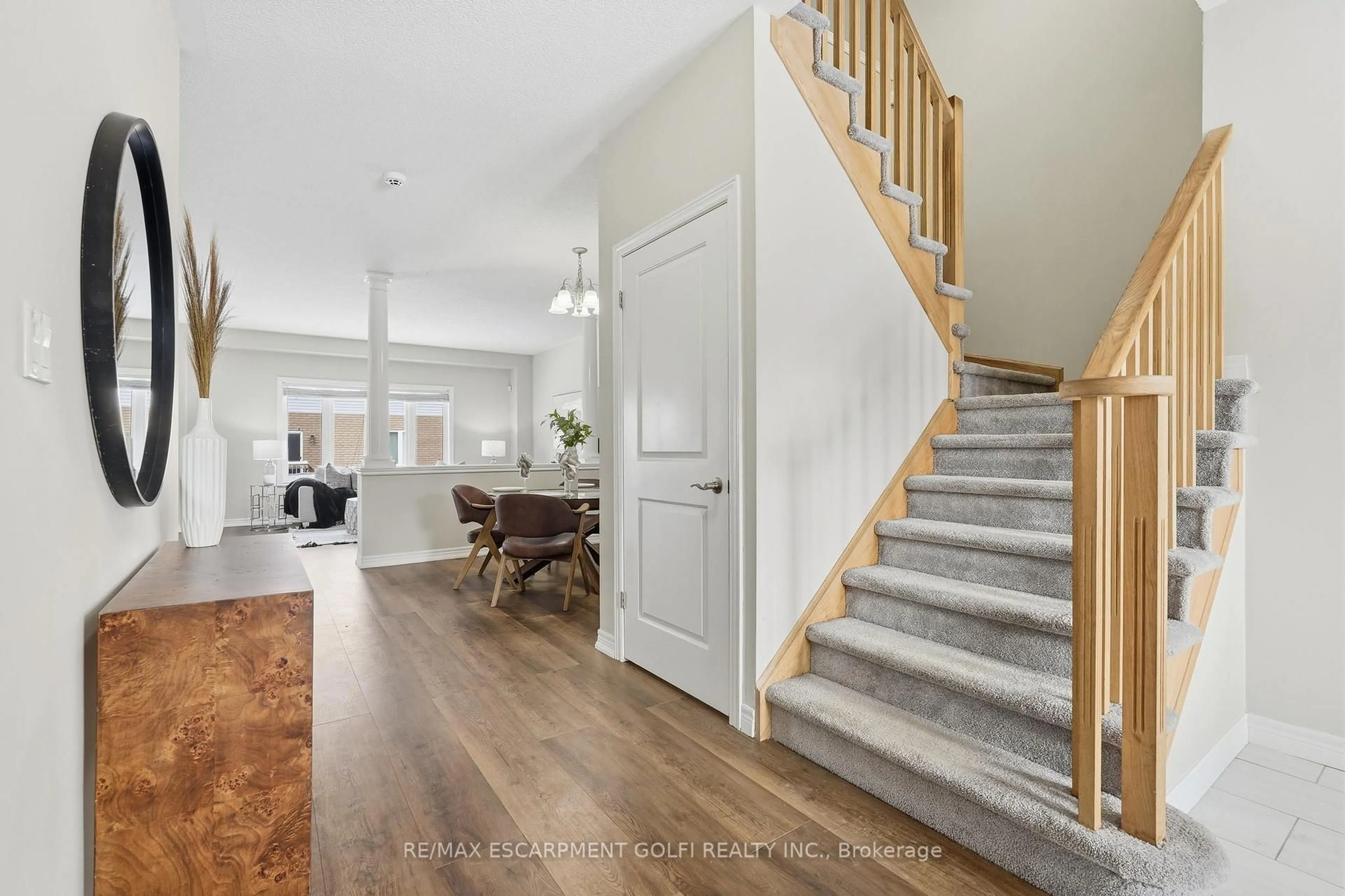 Indoor entryway for 107 Dolomiti Crt, Hamilton Ontario L0R 1P0