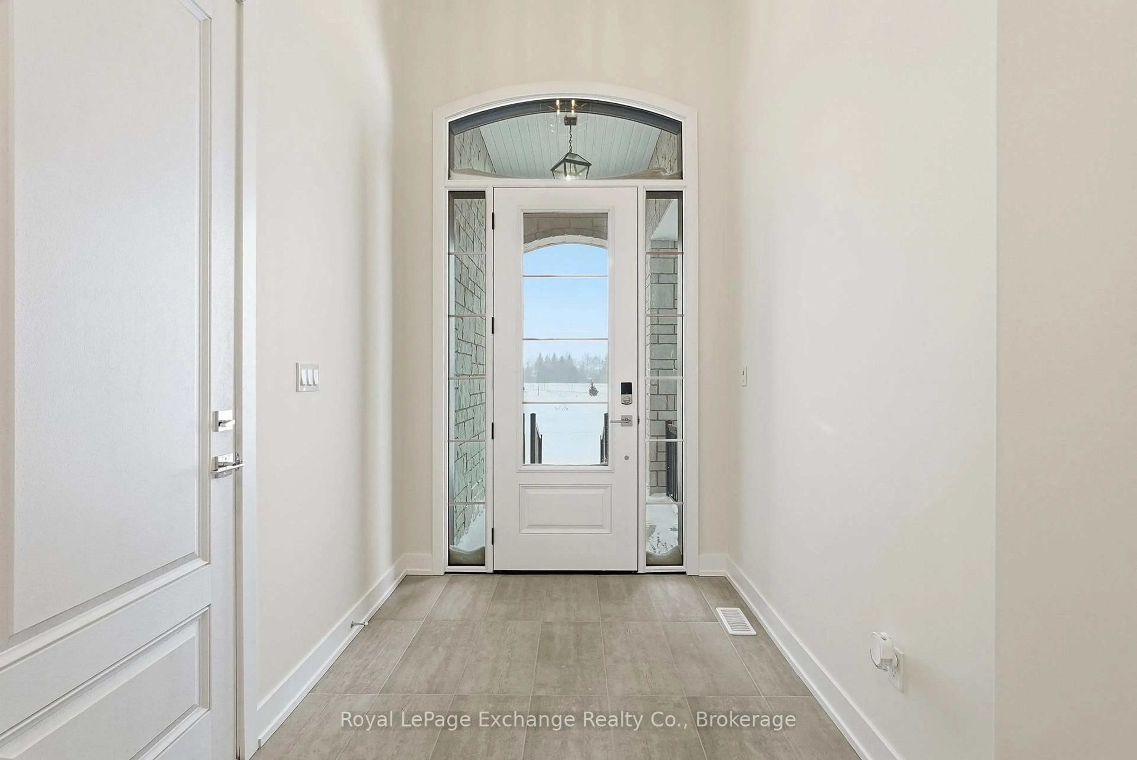 Indoor entryway for 135 Inverness St, Kincardine Ontario N2Z 2Z4