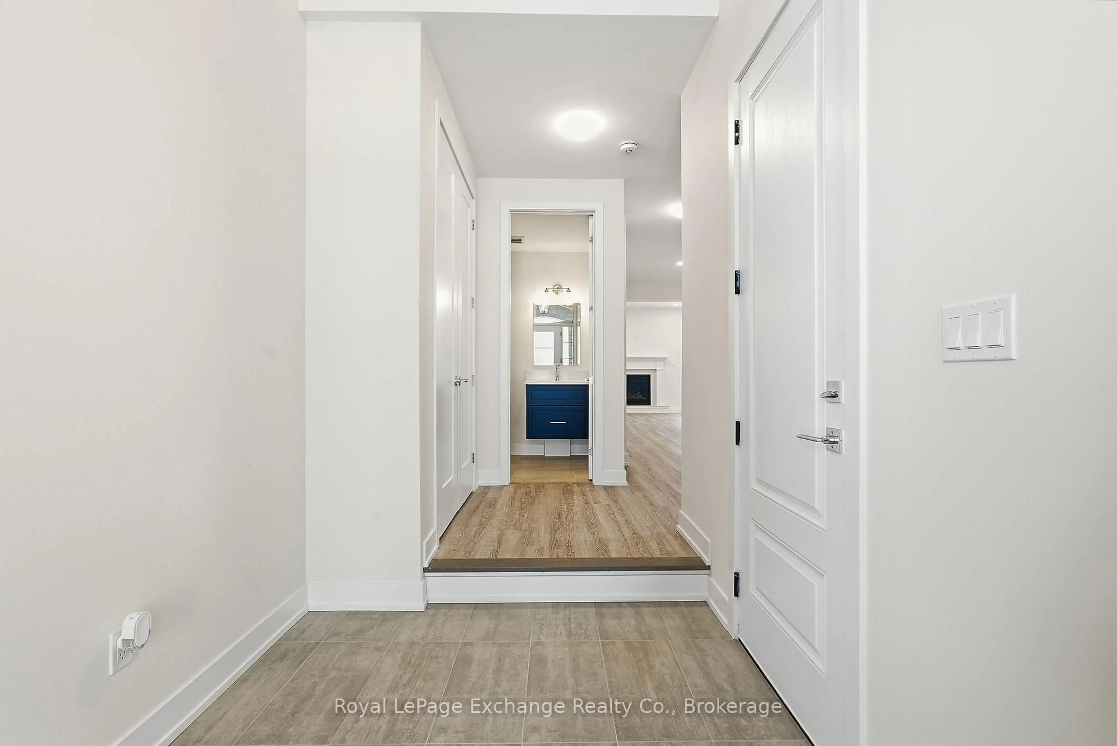 Indoor entryway for 135 Inverness St, Kincardine Ontario N2Z 2Z4