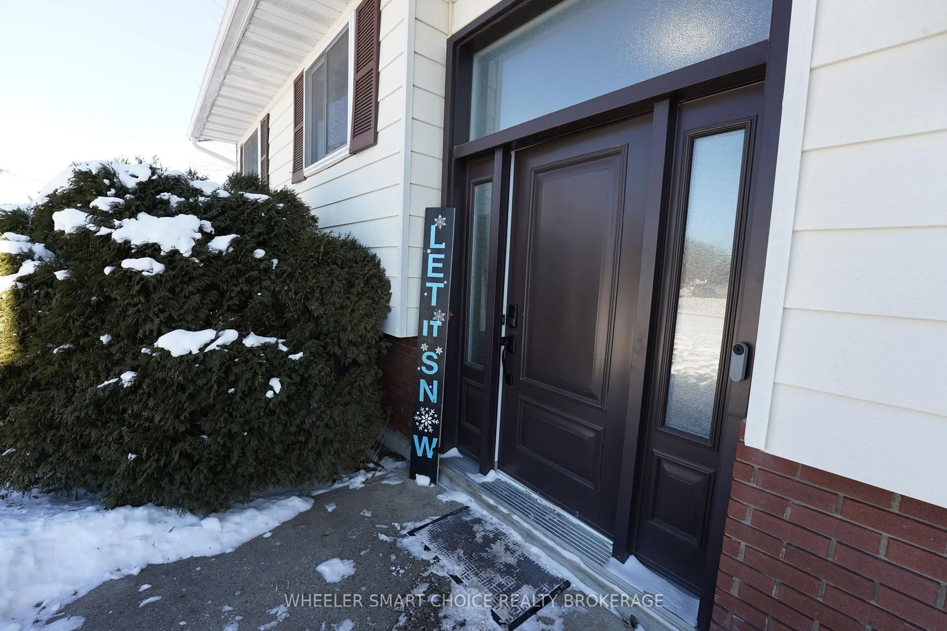 Indoor entryway for 17438 County Rd 18 Rd, South Stormont Ontario K0C 2A0