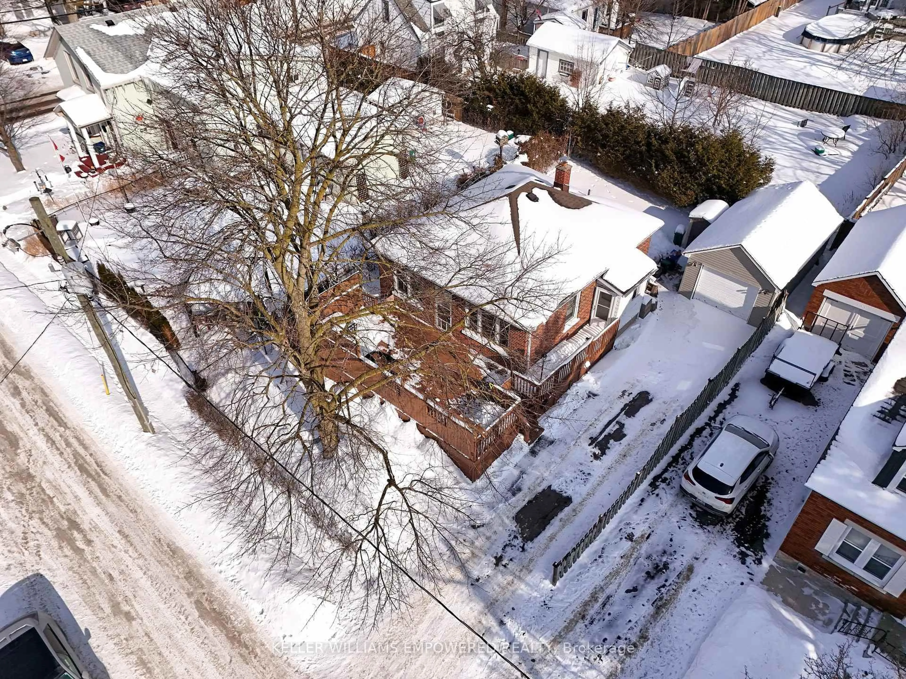 A pic from outside/outdoor area/front of a property/back of a property/a pic from drone, street for 5 Elm St, Cambridge Ontario N1R 3X7