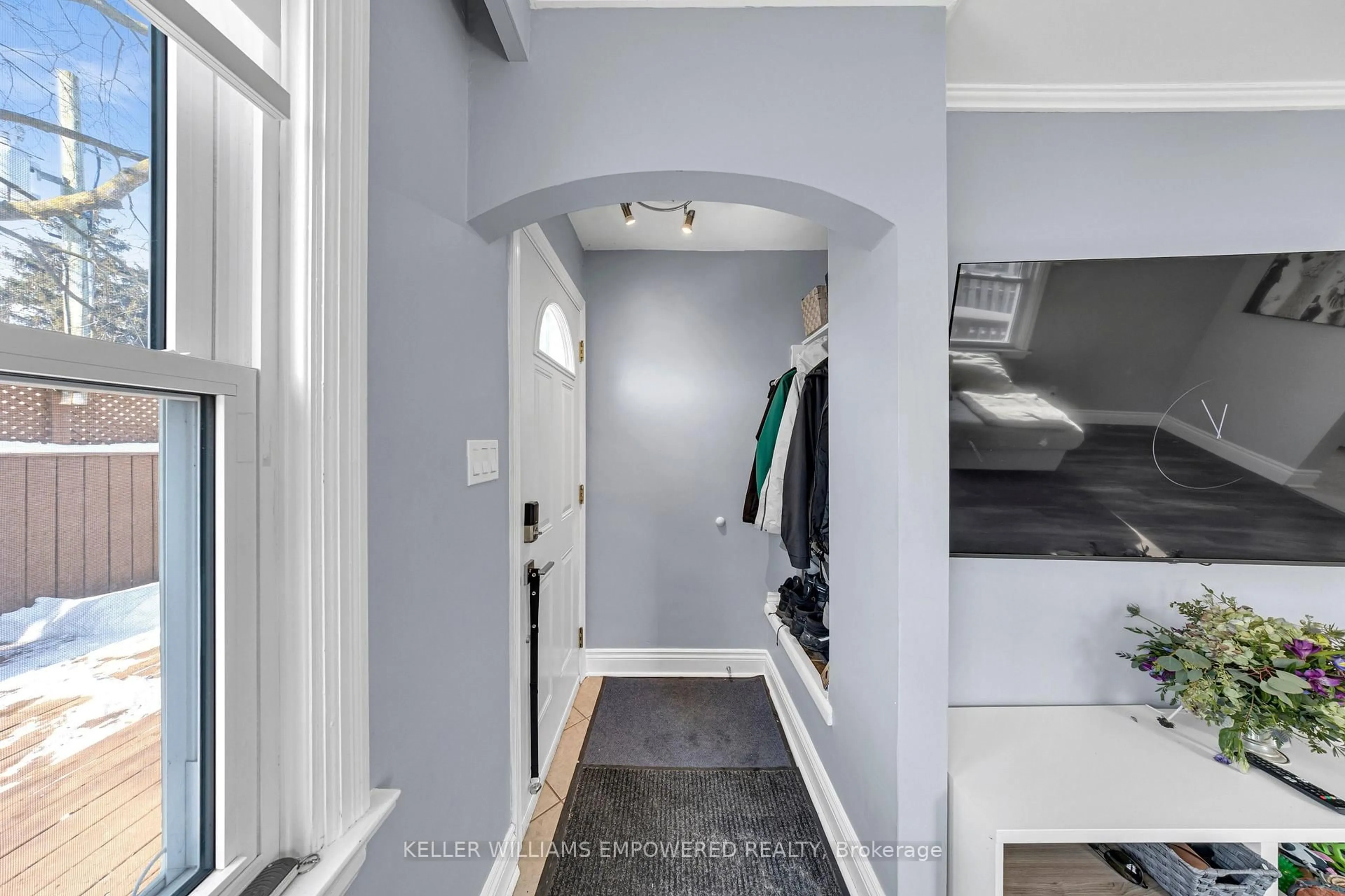 Indoor entryway for 5 Elm St, Cambridge Ontario N1R 3X7