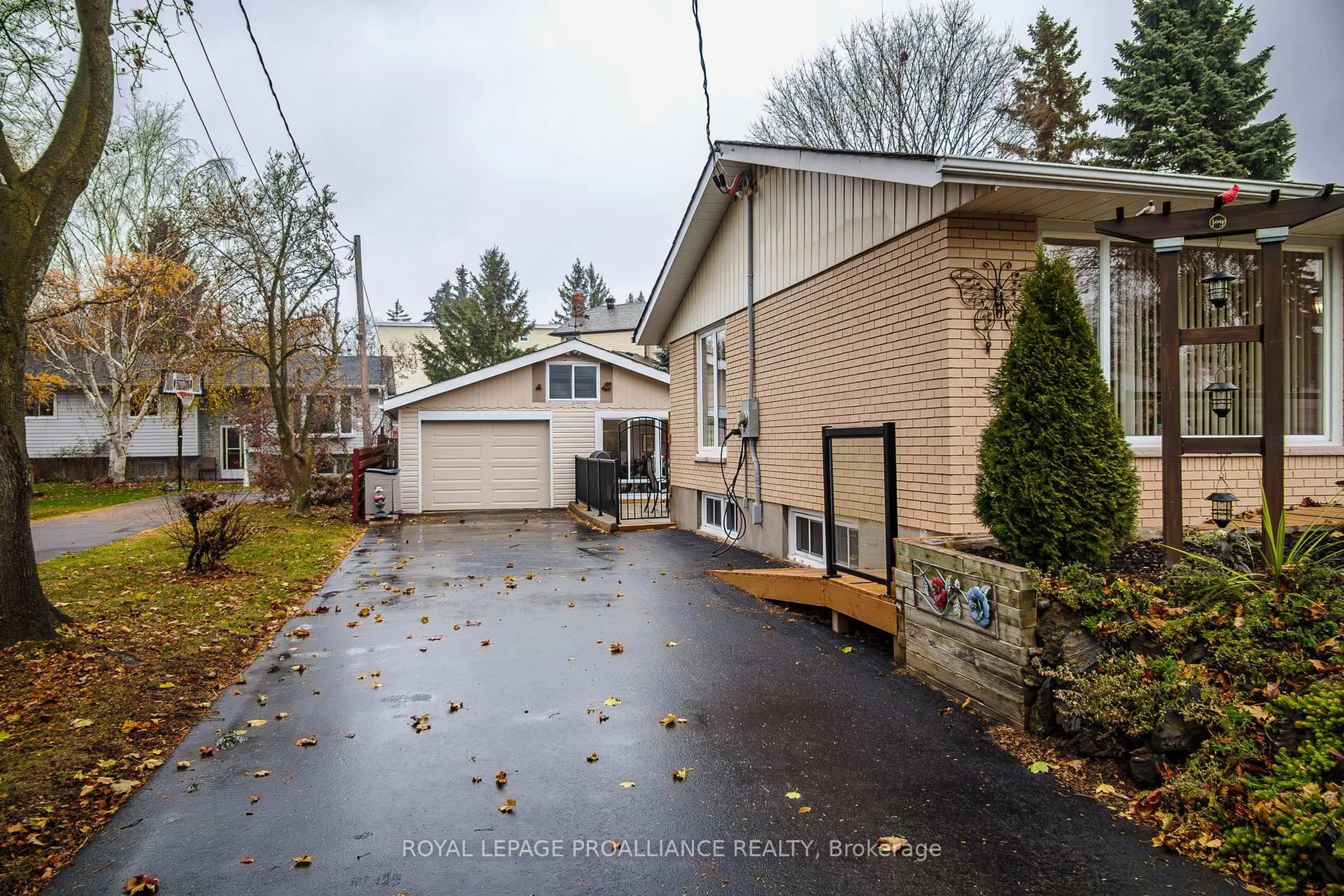 Unknown for 10 Devere Gdns, Quinte West Ontario K8V 3M3