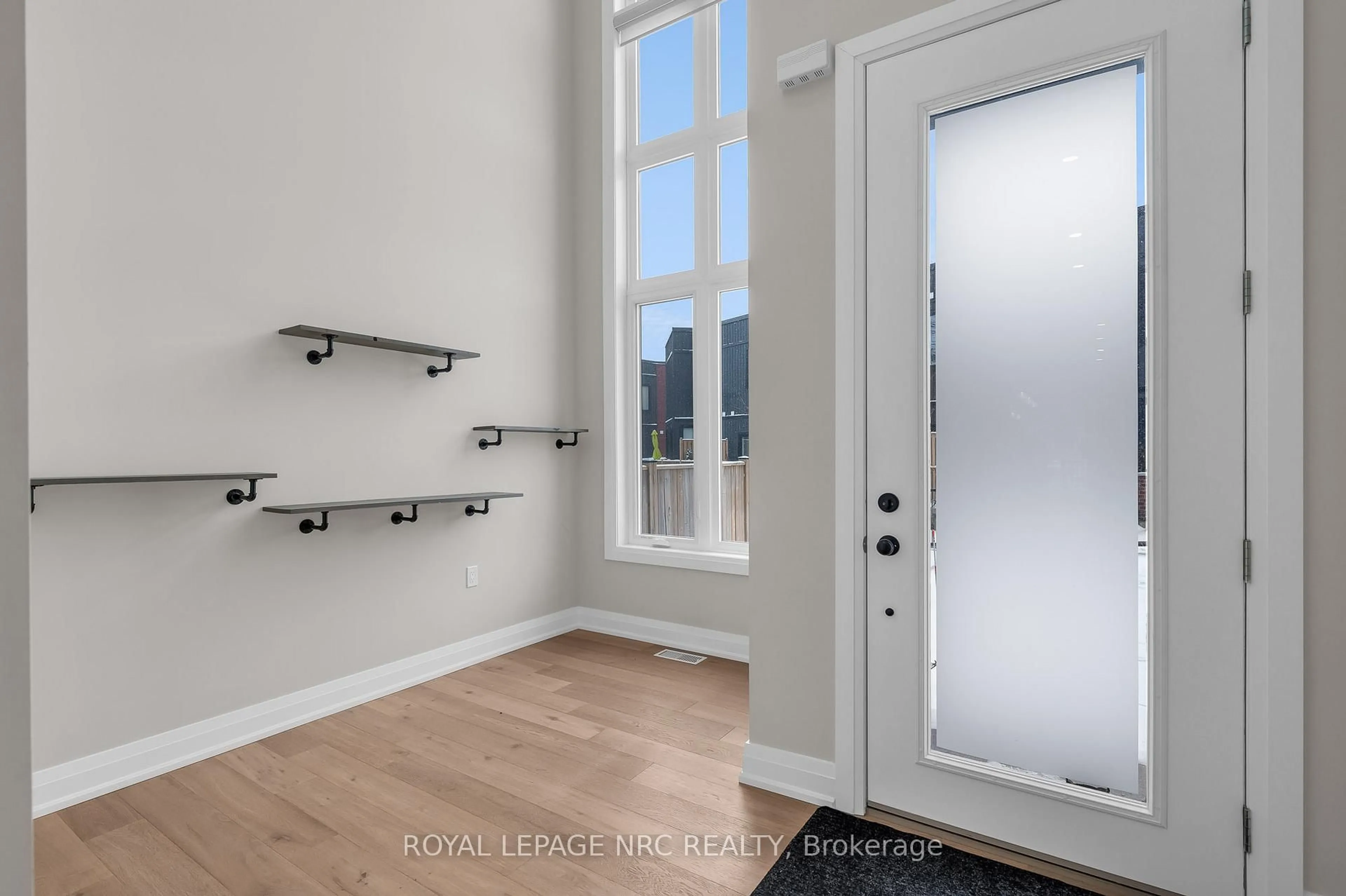 Indoor entryway for 1465 Station St #13, Pelham Ontario L3E 0L4