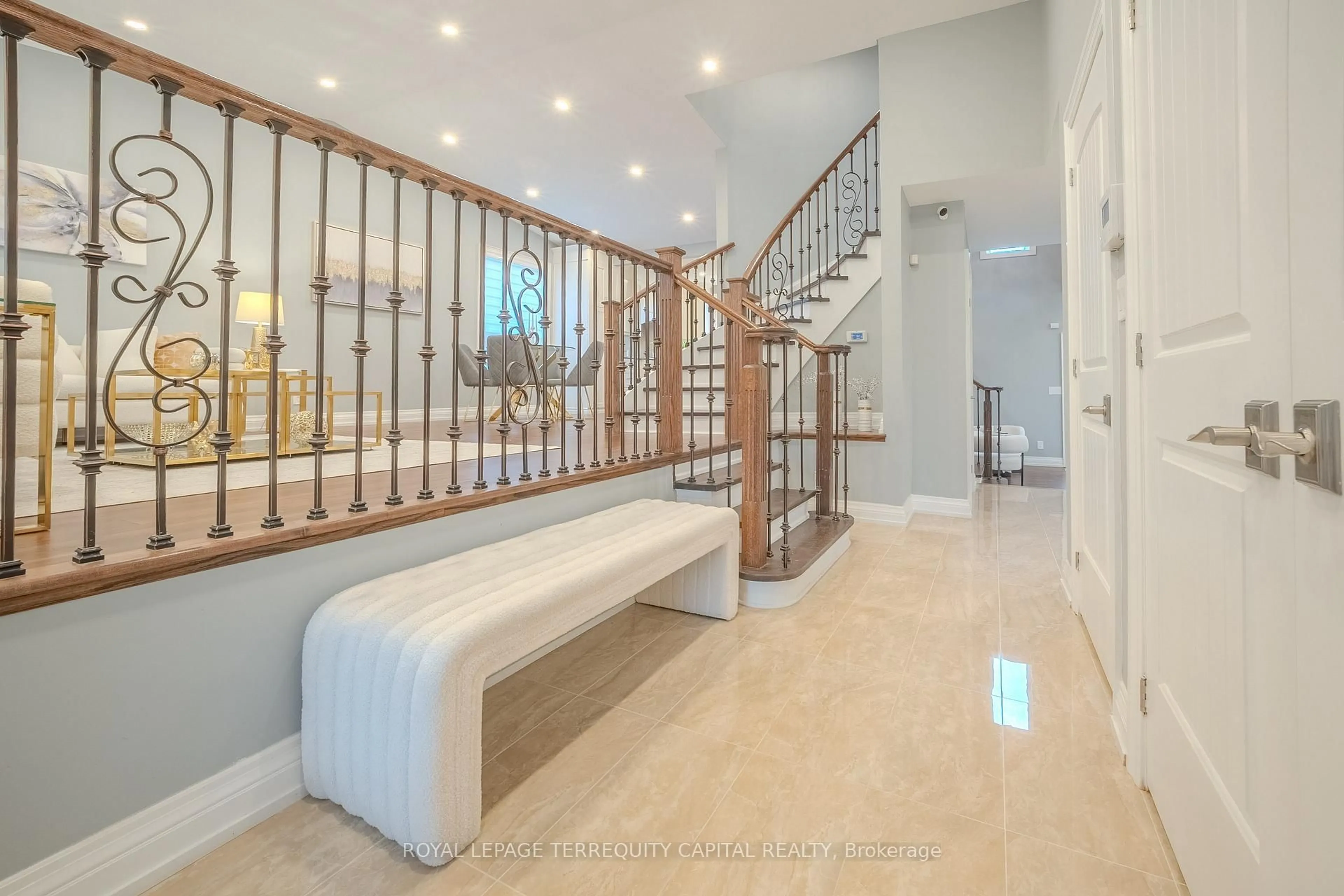 Indoor foyer for 6015 Church's Lane, Niagara Falls Ontario L2J 1Y9
