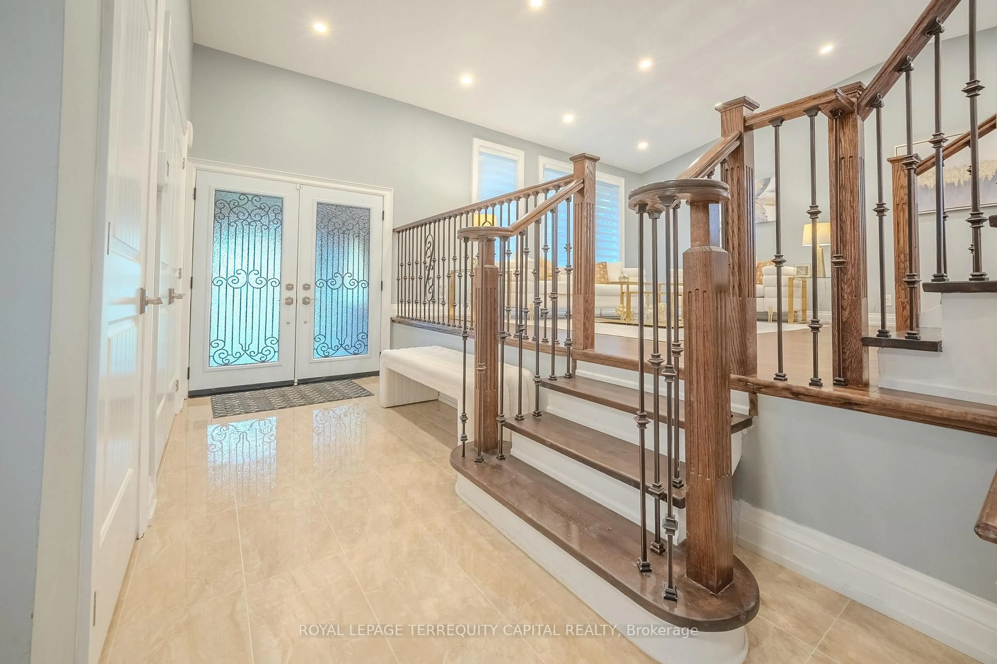 Indoor foyer for 6015 Church's Lane, Niagara Falls Ontario L2J 1Y9