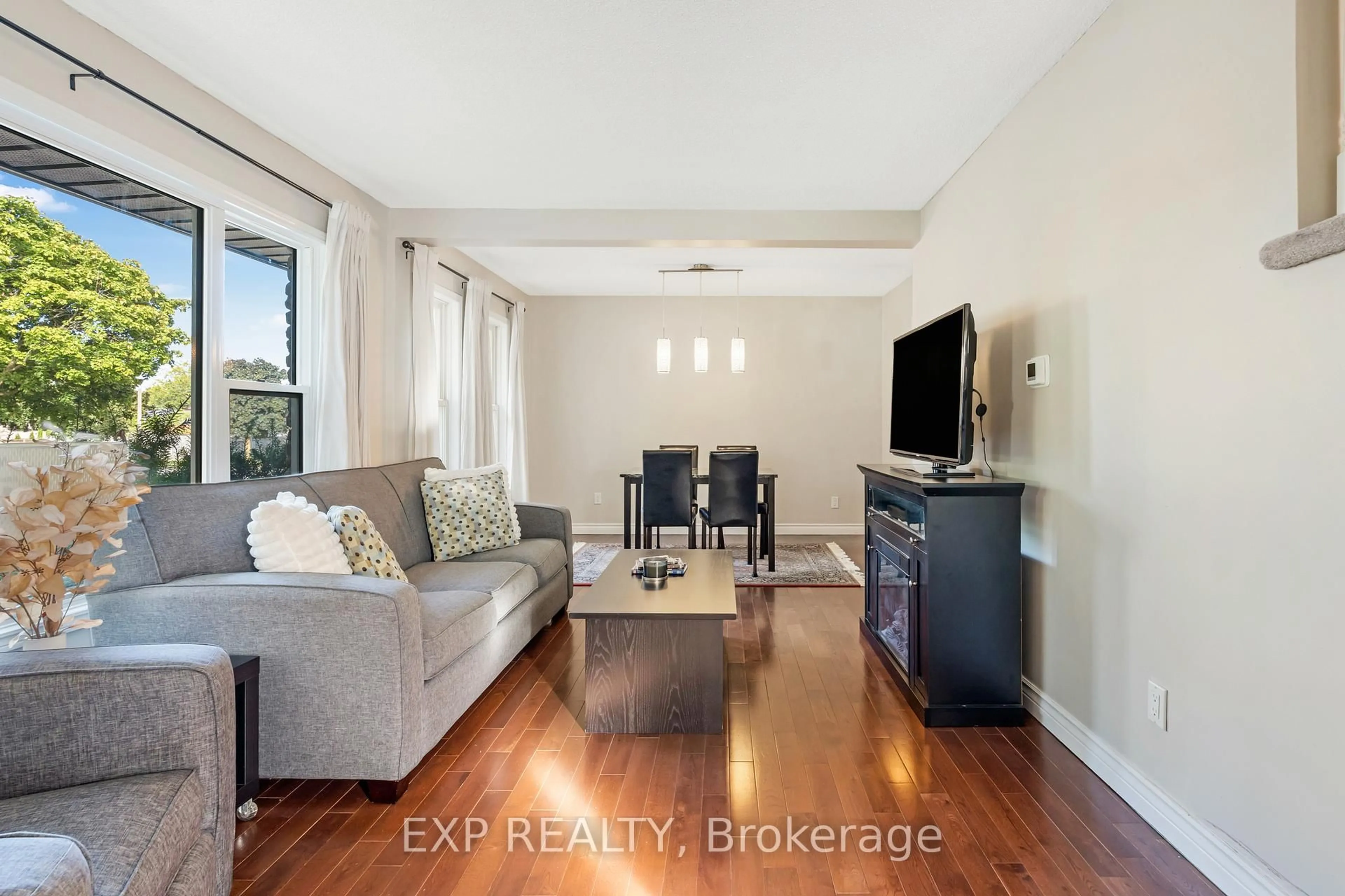 Living room with furniture, wood/laminate floor for 88 Rand St, Hamilton Ontario L8J 1A8