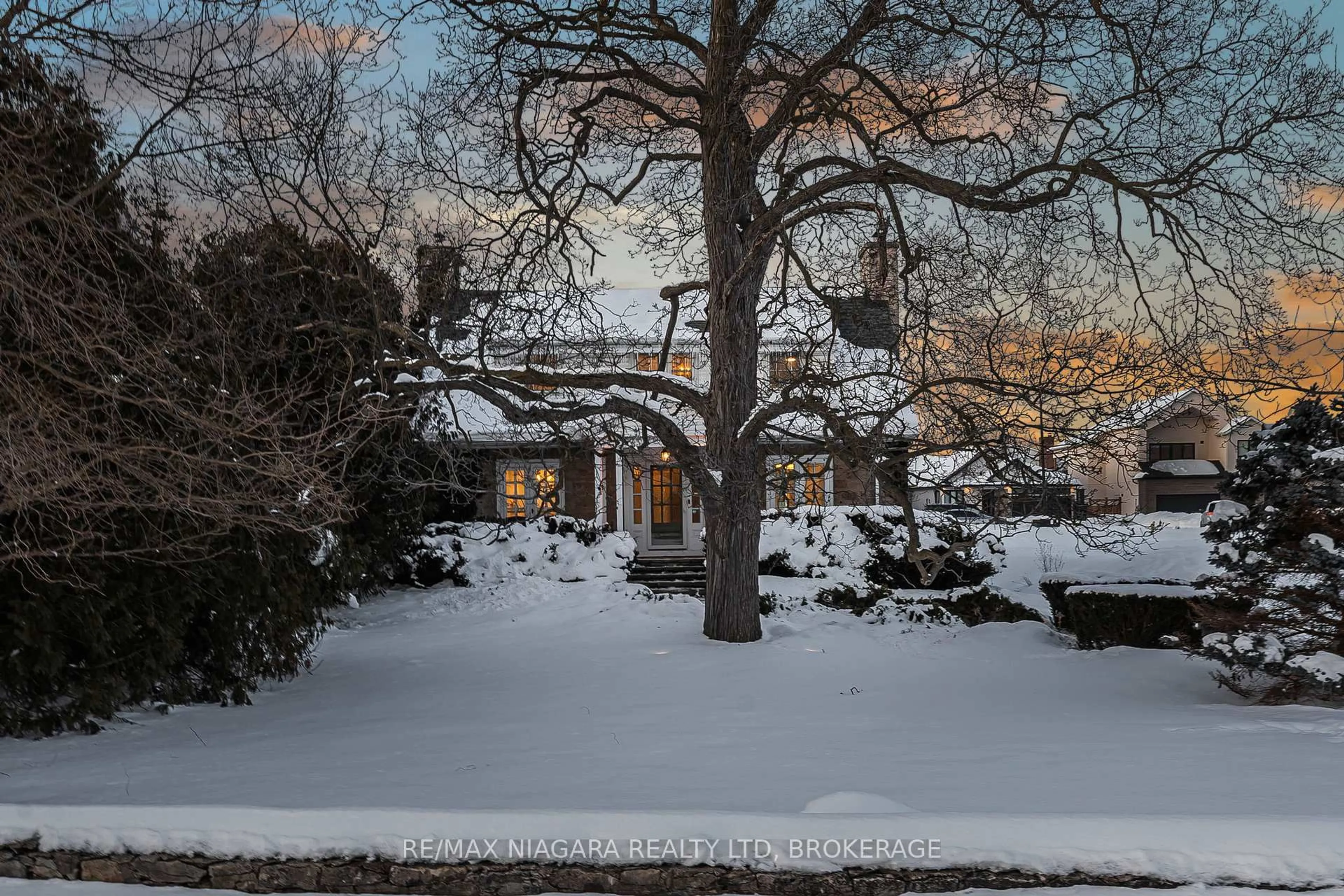 A pic from outside/outdoor area/front of a property/back of a property/a pic from drone, street for 1840 Decew Rd, Thorold Ontario L0S 1E6