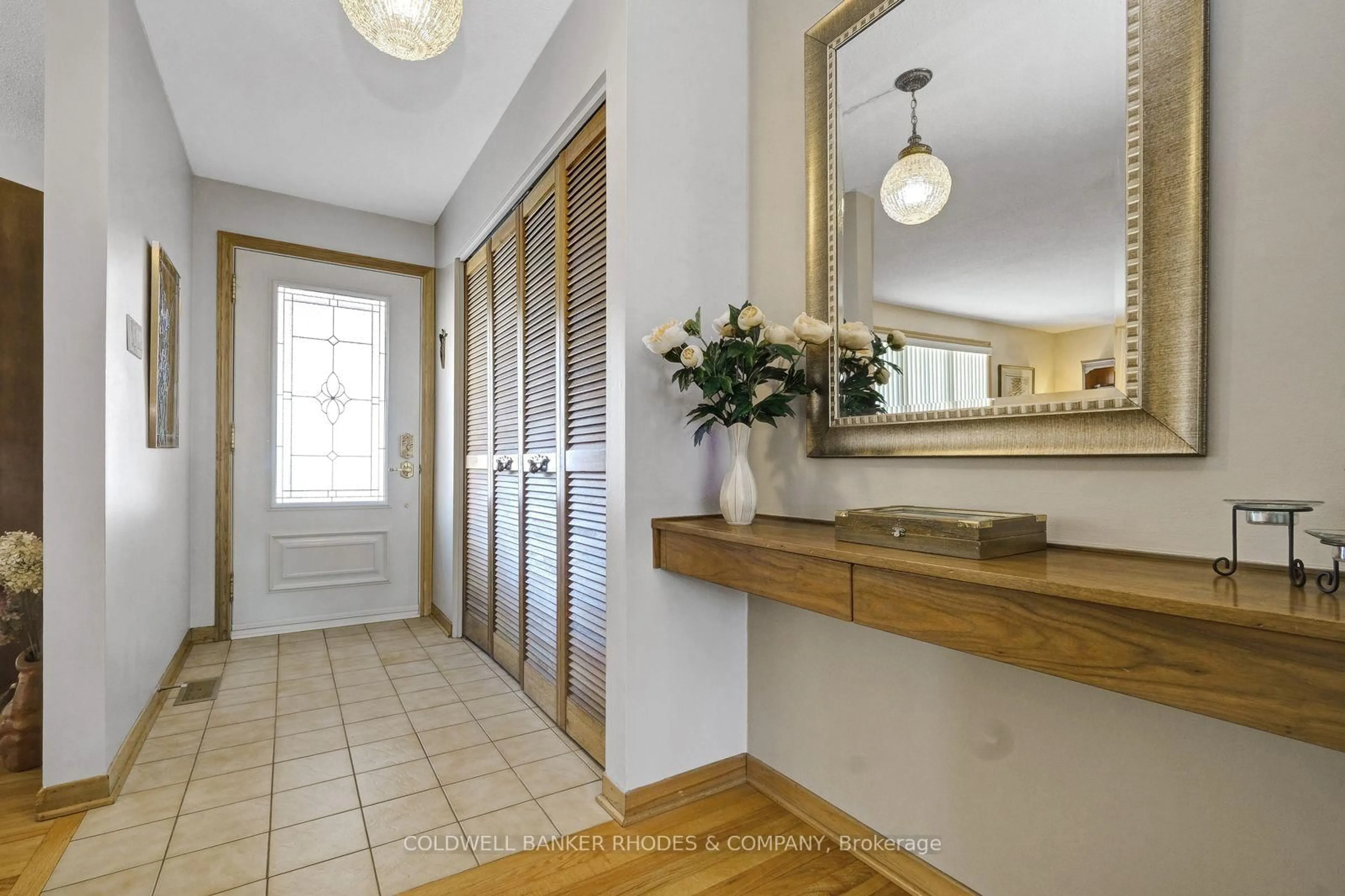 Indoor entryway for 1550 Northdale St, Ottawa Ontario K1B 4G8