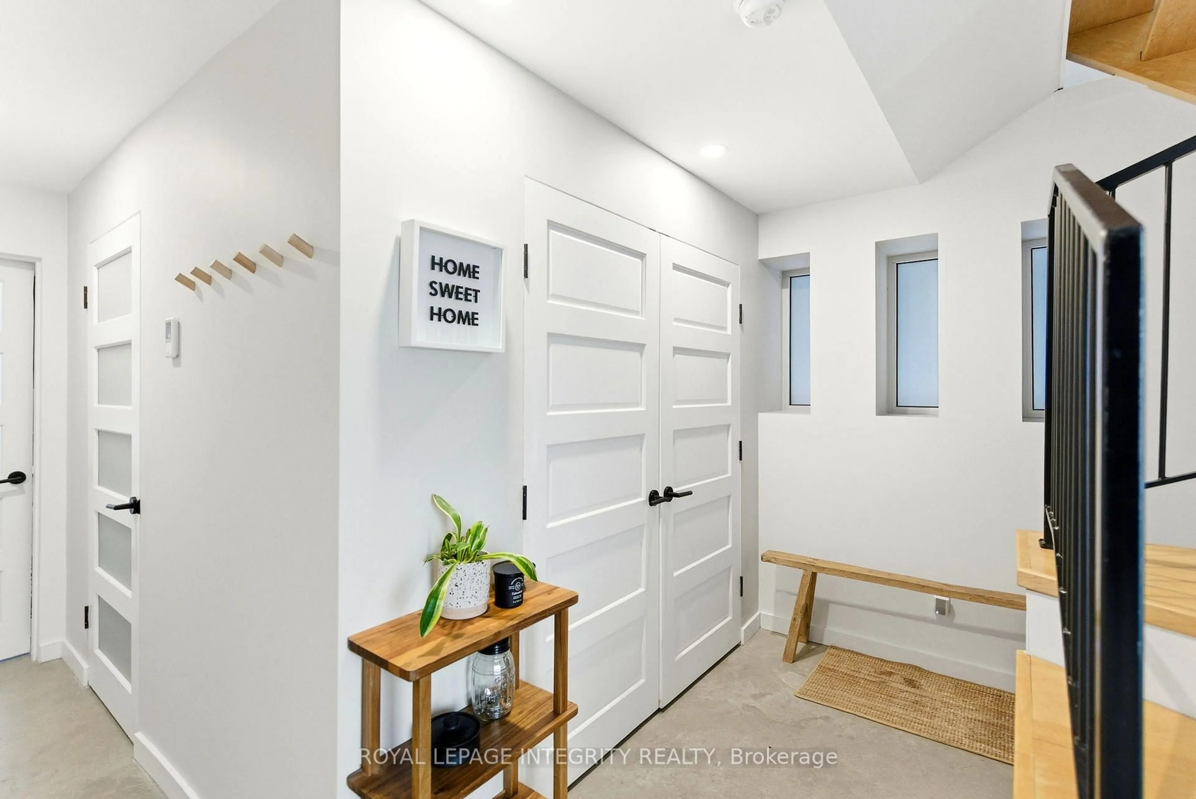 Indoor entryway for 41 Stirling Ave #D, Ottawa Ontario K1Y 1P7
