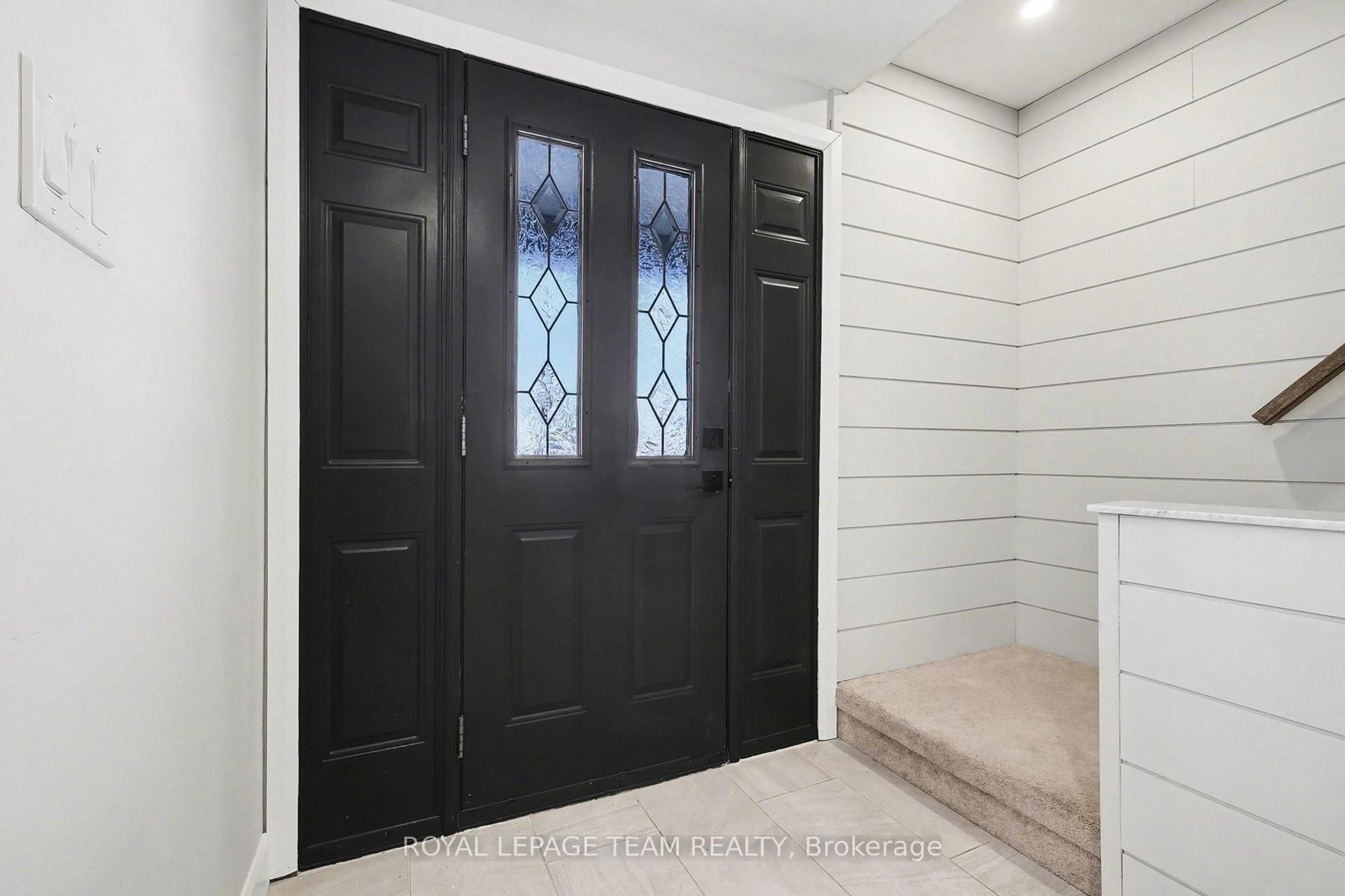 Indoor entryway for 19 Chanonhouse Dr, Richmond Ontario K0A 2Z0