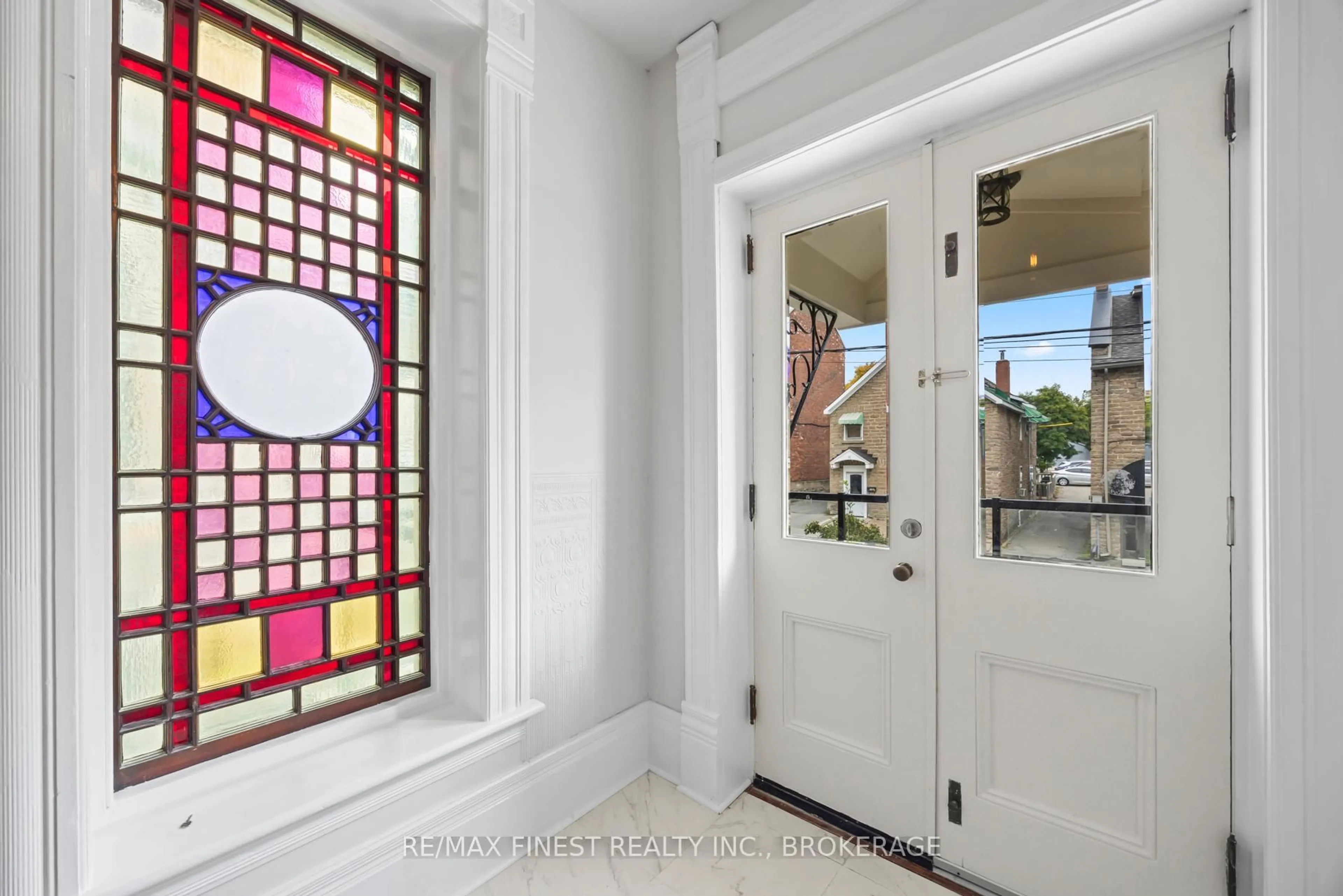 Indoor entryway for 10 Victoria Ave, Brockville Ontario K6V 2B1