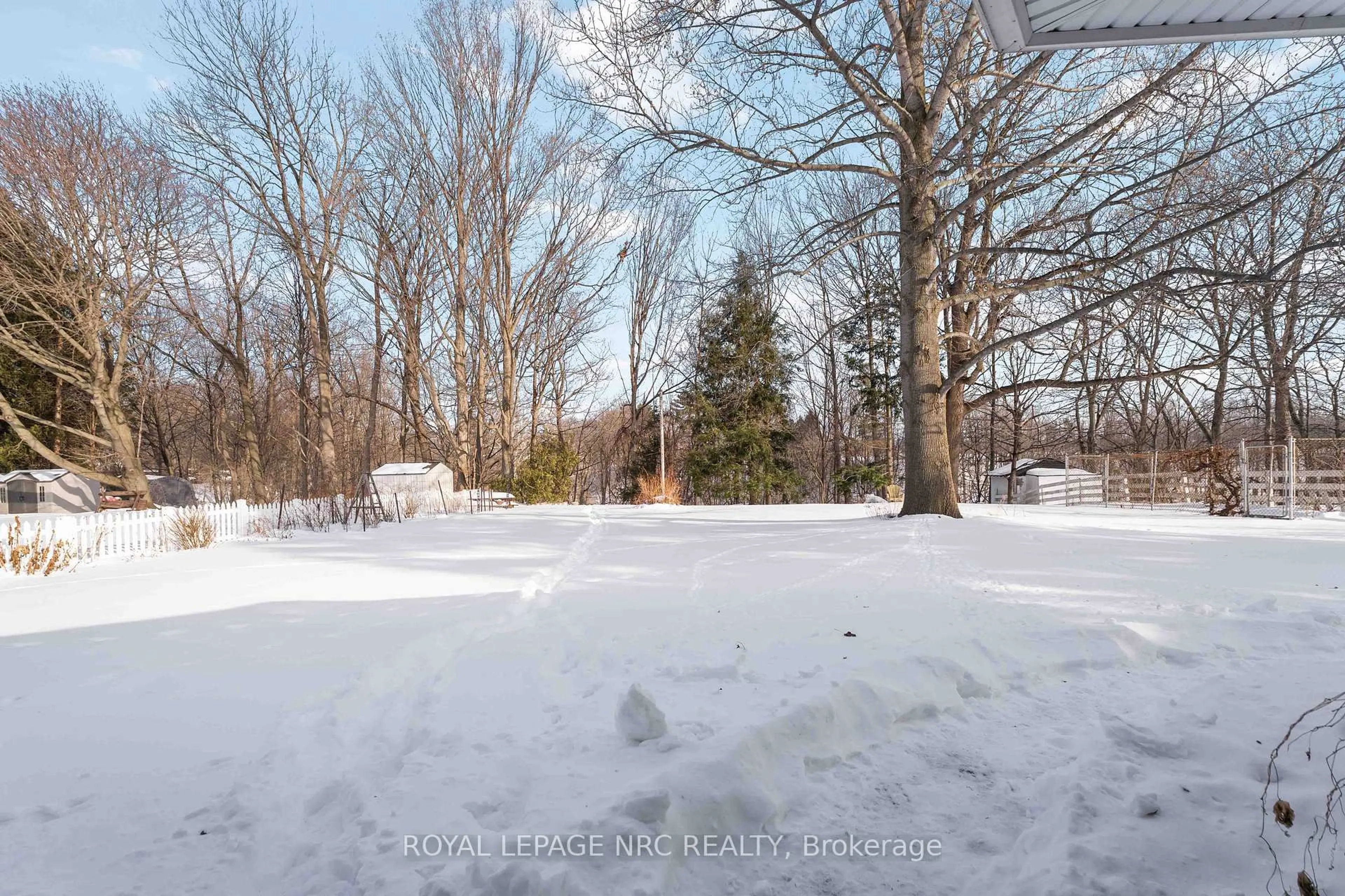 A pic from outside/outdoor area/front of a property/back of a property/a pic from drone, forest/trees view for 4271 13th St, Lincoln Ontario L0R 1S0