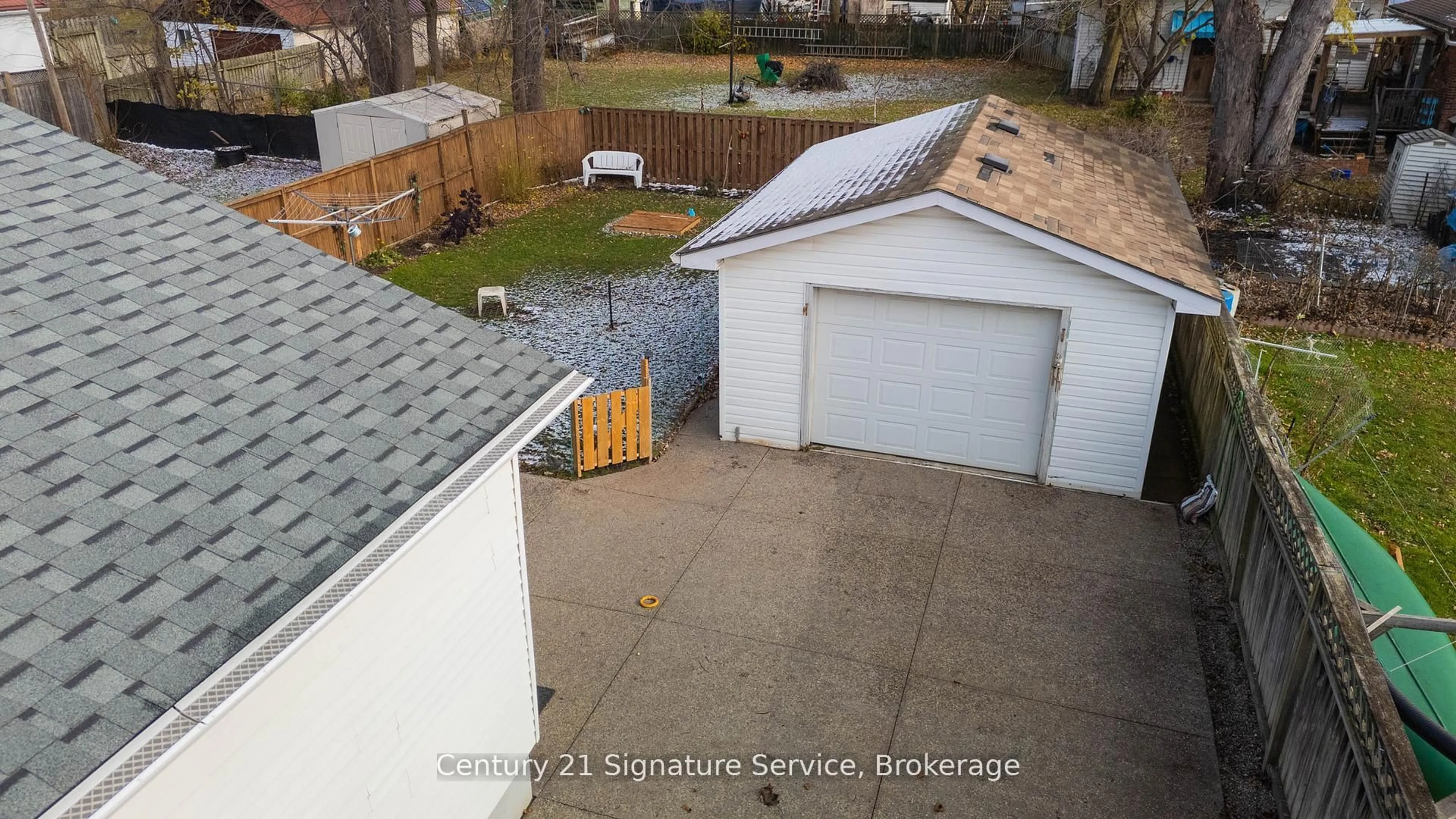 A pic from outside/outdoor area/front of a property/back of a property/a pic from drone, street for 30 Louth St, St. Catharines Ontario L2S 2T4