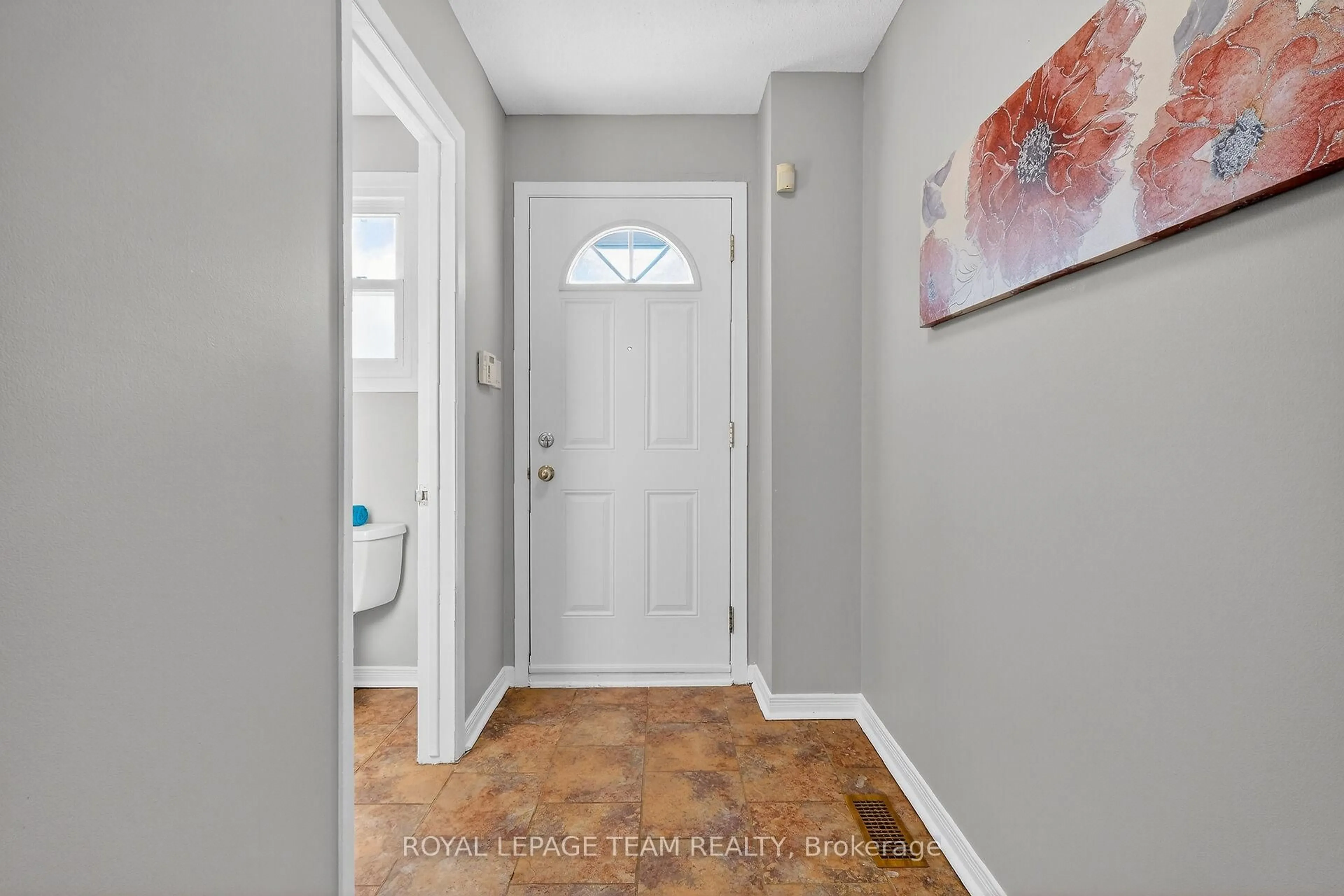Indoor entryway for 187 Birch Hill Private, Ottawa Ontario K1K 3Y5