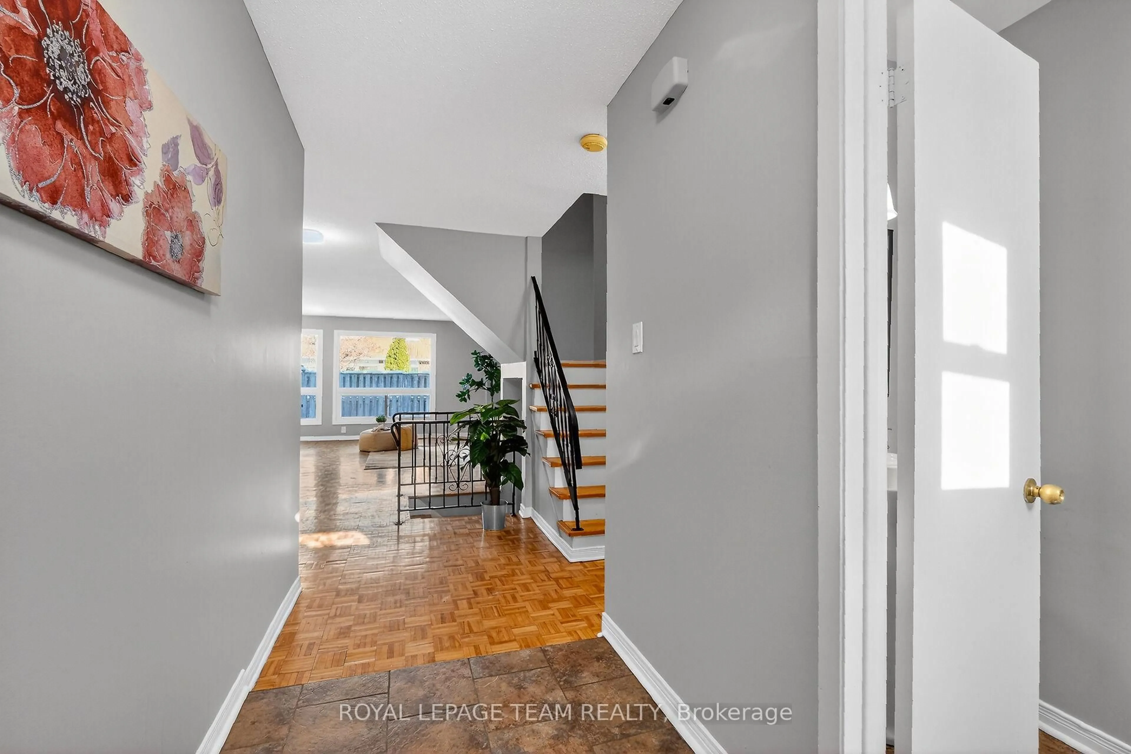 Indoor entryway for 187 Birch Hill Private, Ottawa Ontario K1K 3Y5