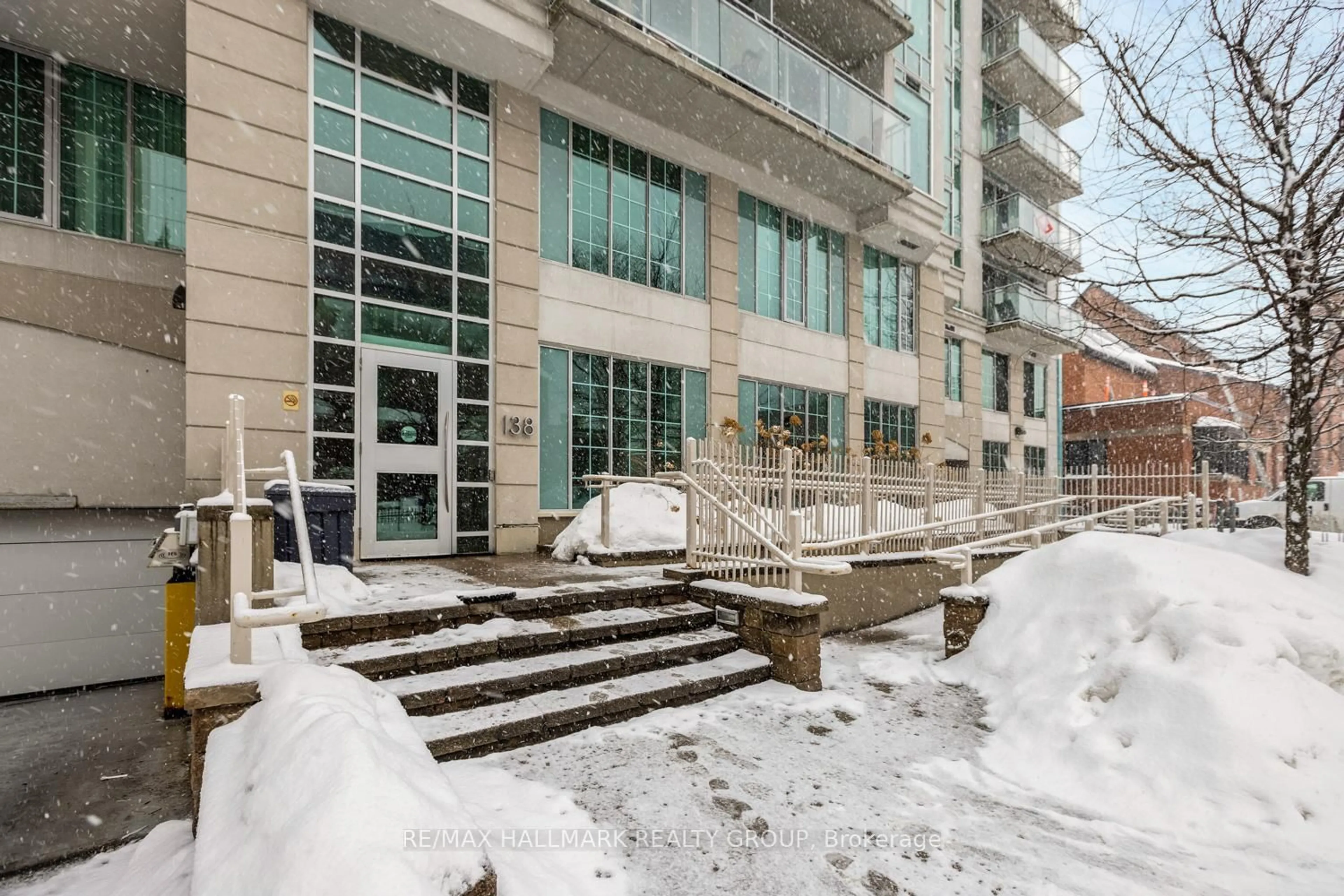 Patio, street for 138 Somerset St #502, Ottawa Ontario K2P 0A3