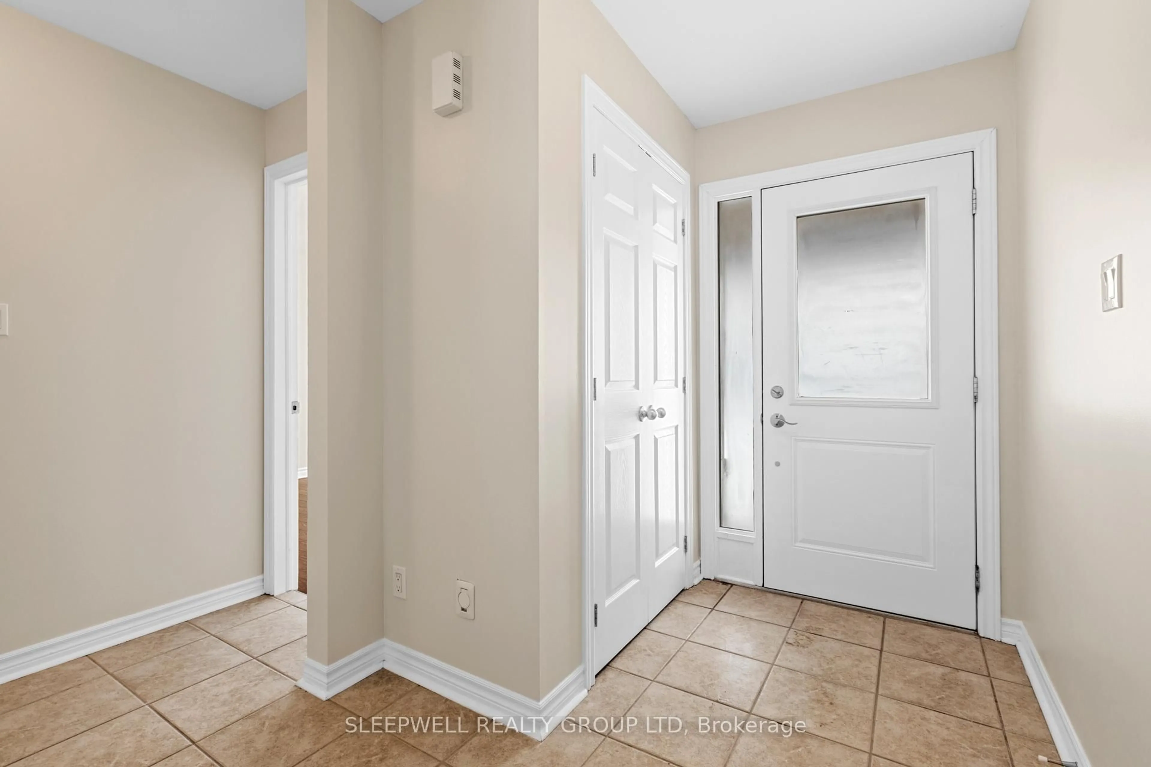 Indoor entryway for 94 Fourth Ave, Arnprior Ontario K7S 0G1