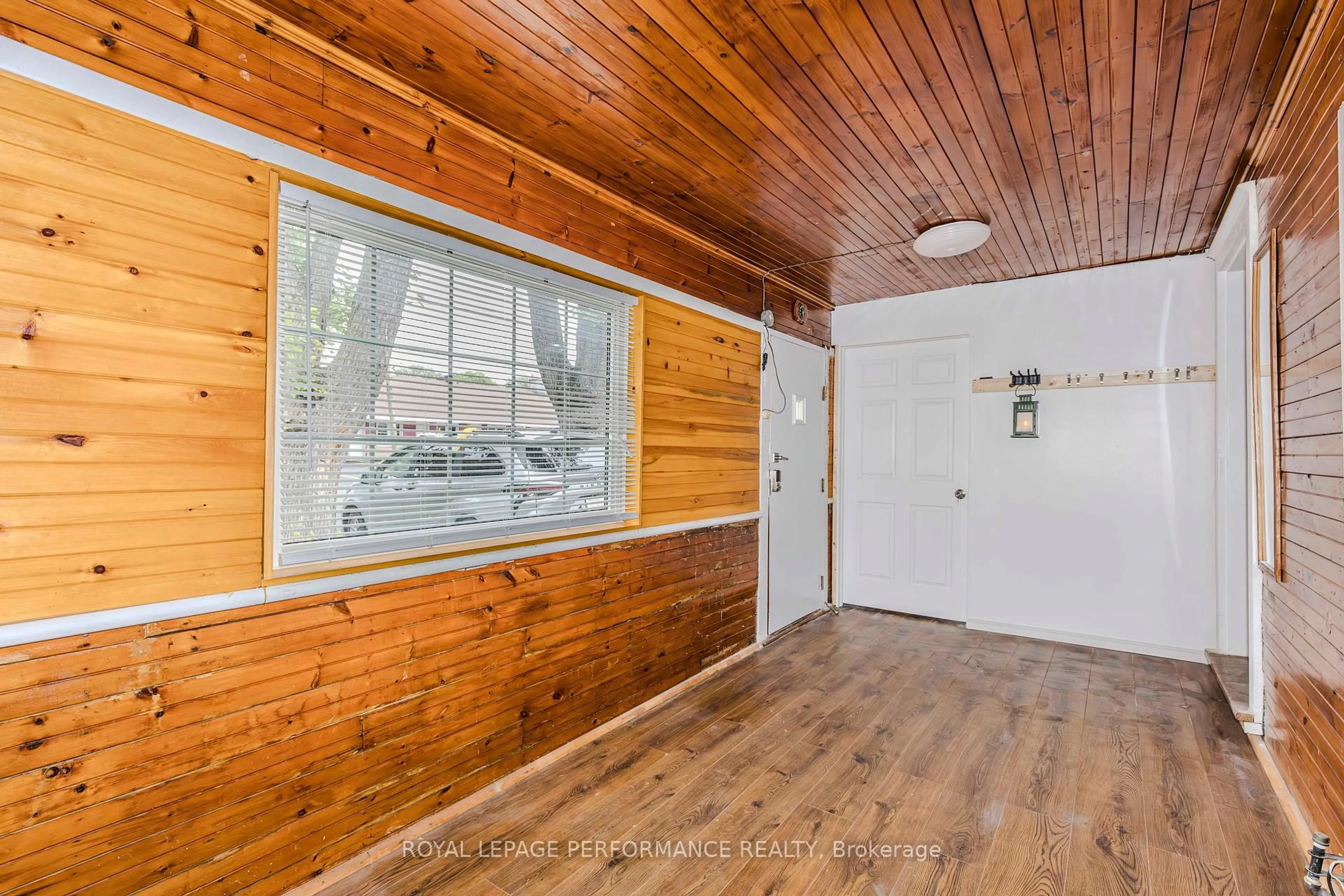 Indoor entryway for 98 Boyce Ave, Ottawa Ontario K2B 6J2