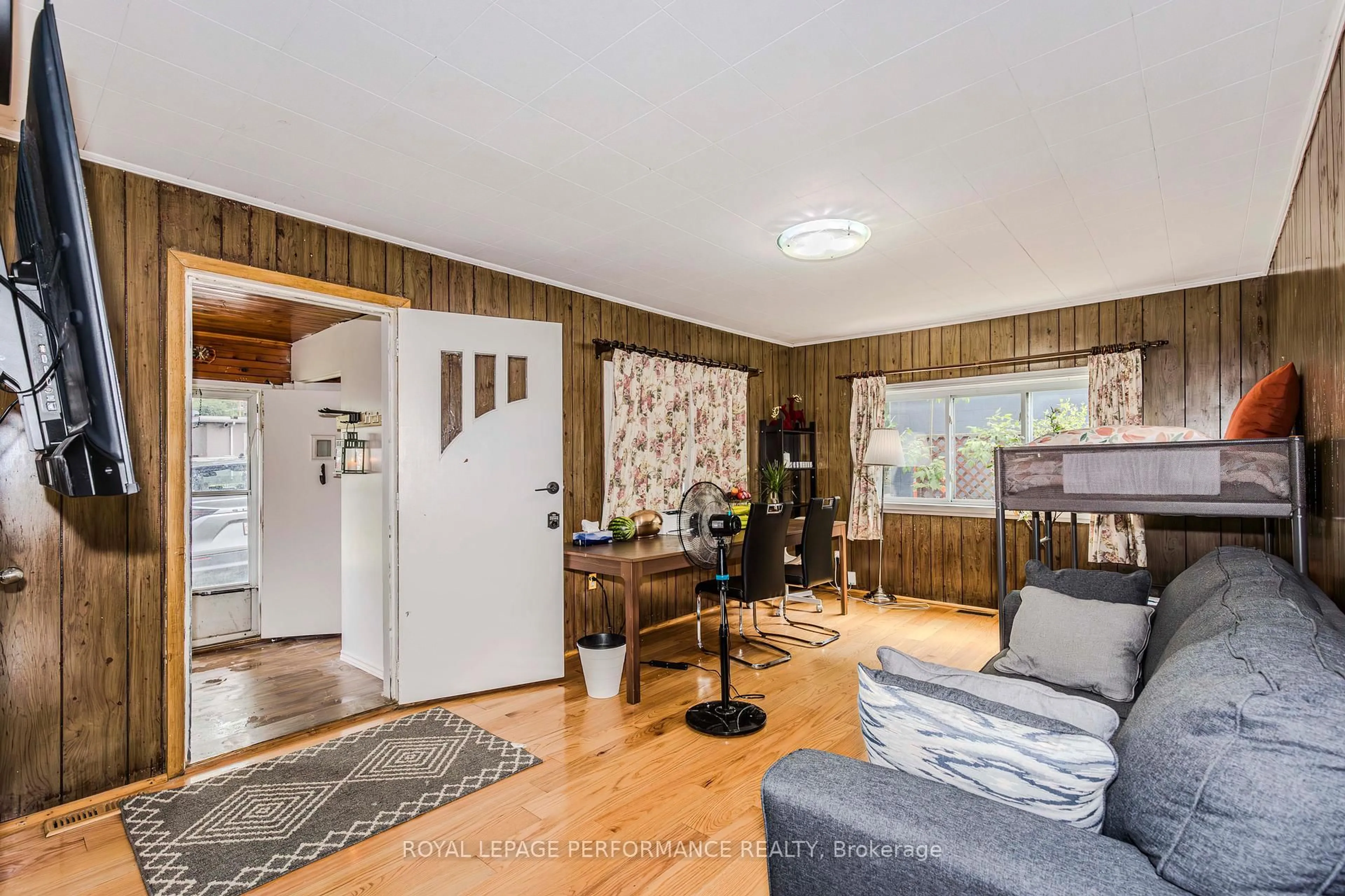 Living room with furniture, wood/laminate floor for 98 Boyce Ave, Ottawa Ontario K2B 6J2