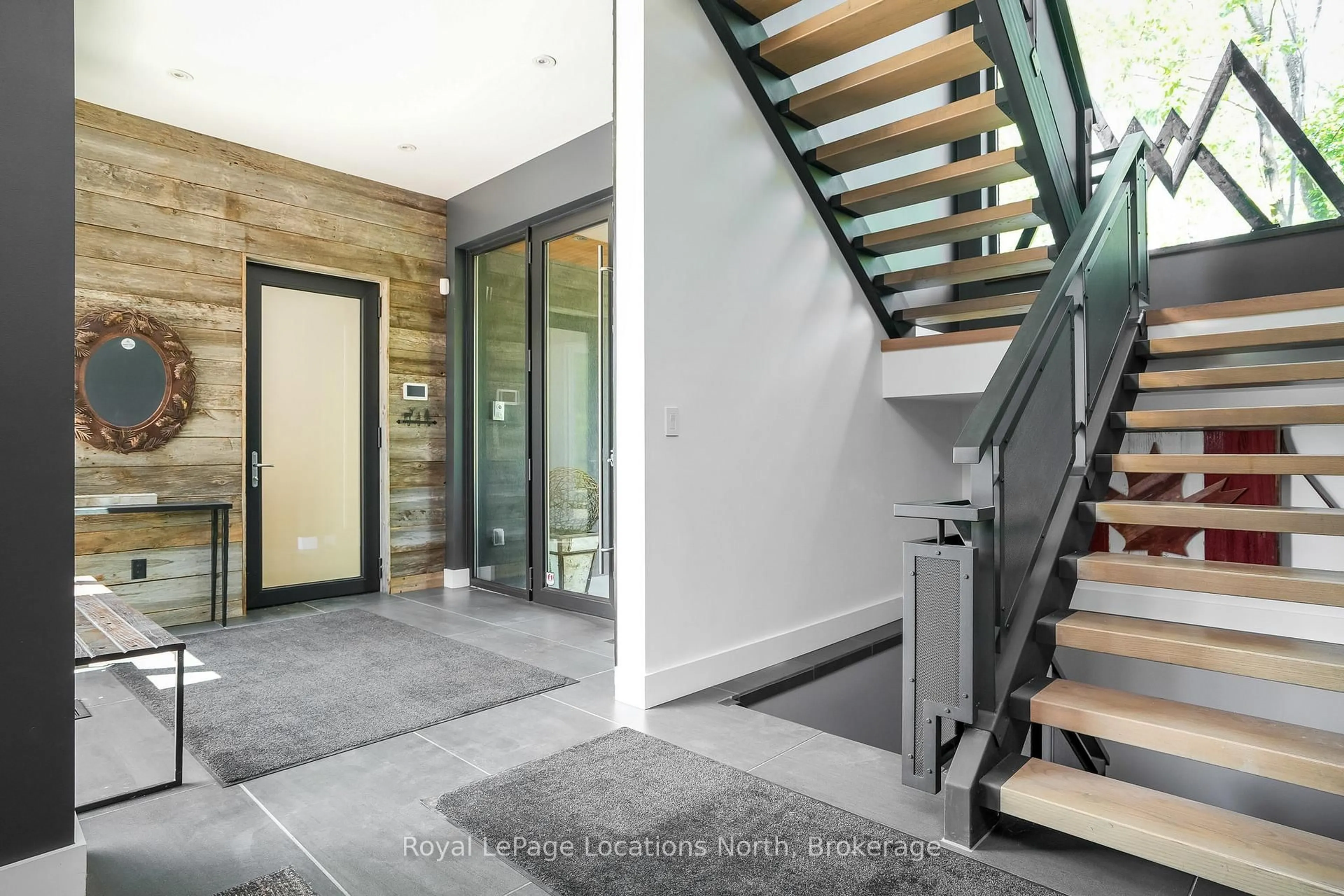 Indoor foyer for 120 CRAIGLEITH Rd, Blue Mountains Ontario L9Y 0S3