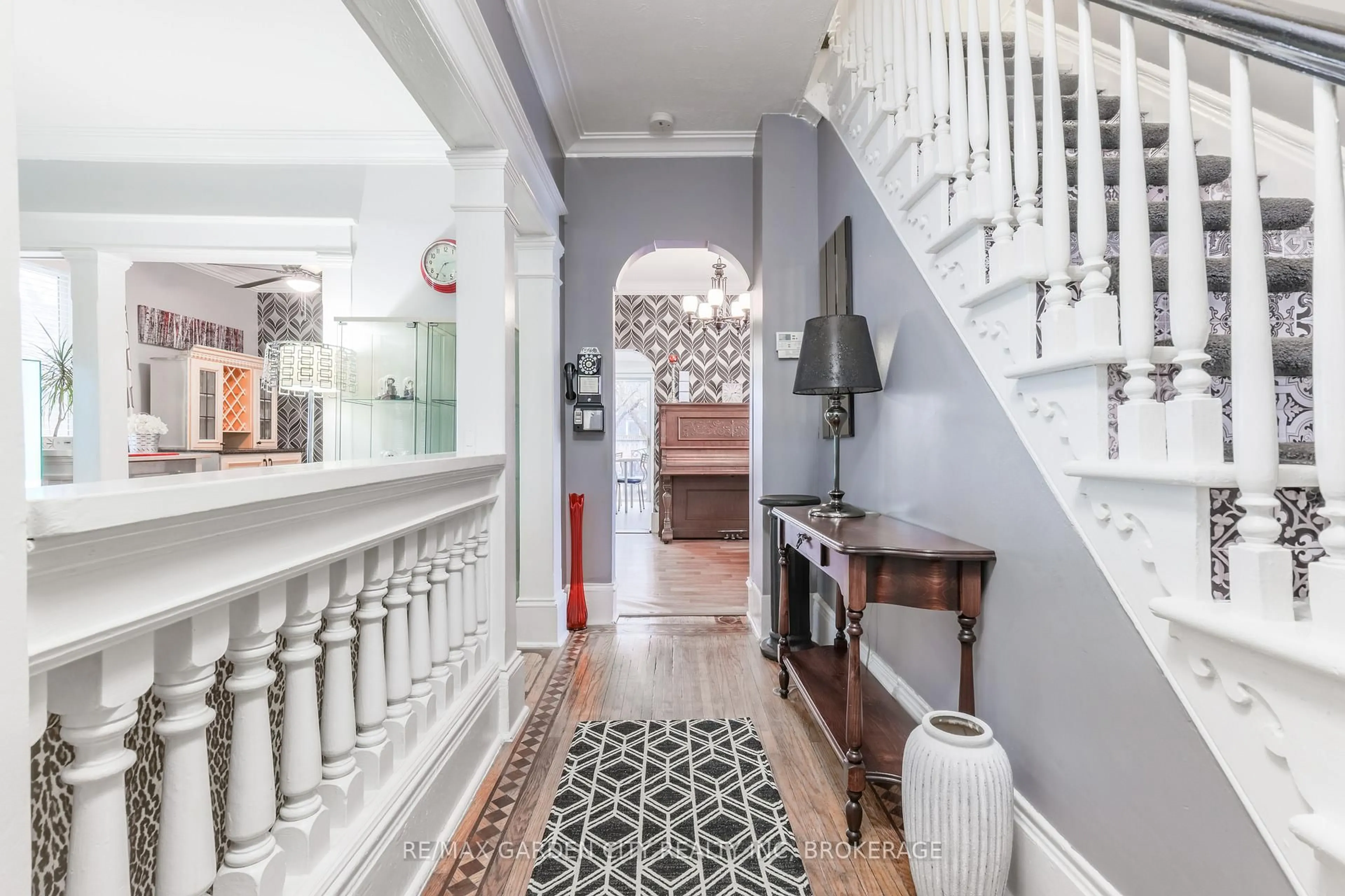 Indoor entryway for 26 Garnet St, St. Catharines Ontario L2M 5E8