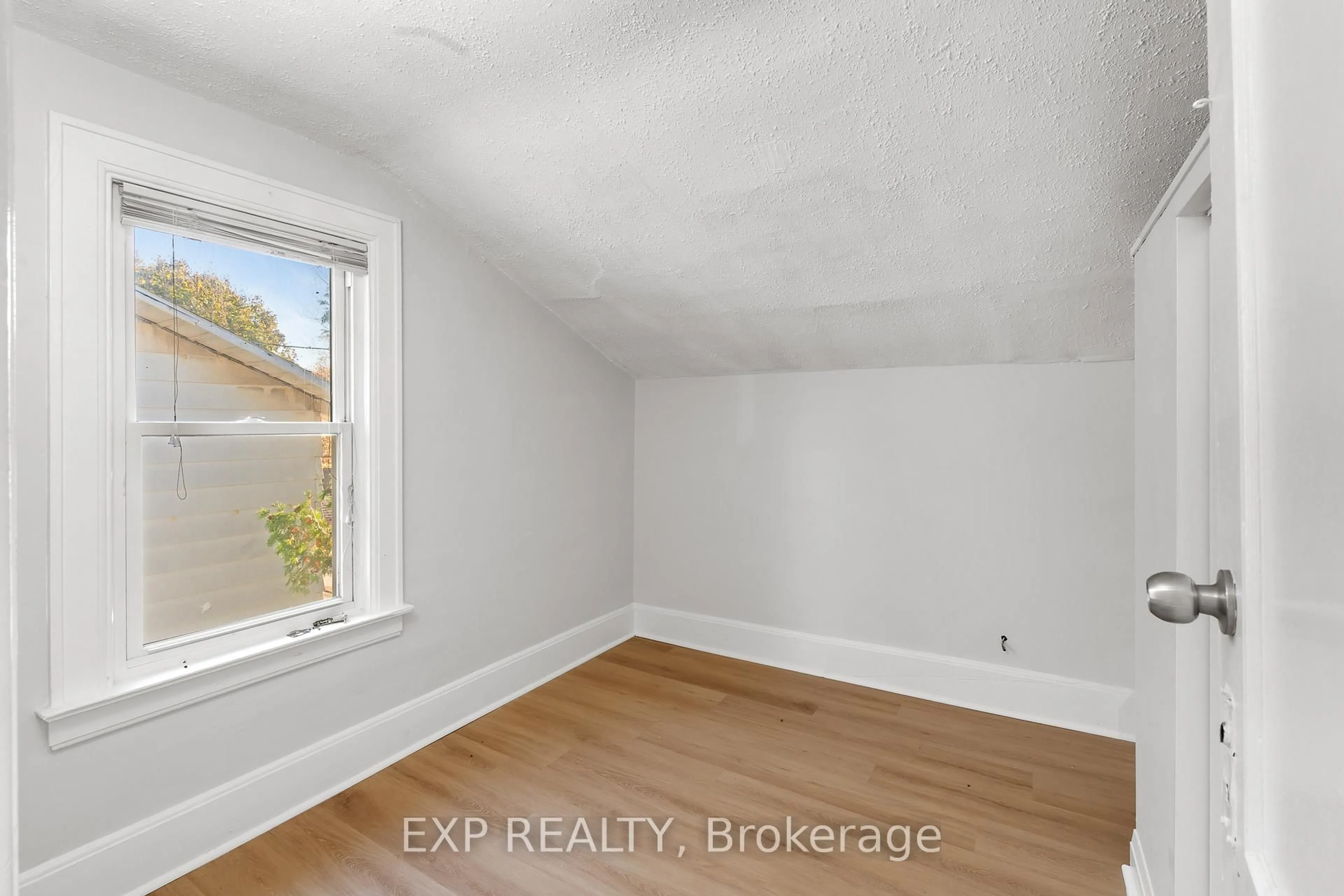 A pic of a room for 467 Grove Ave, Windsor Ontario N9A 6G3