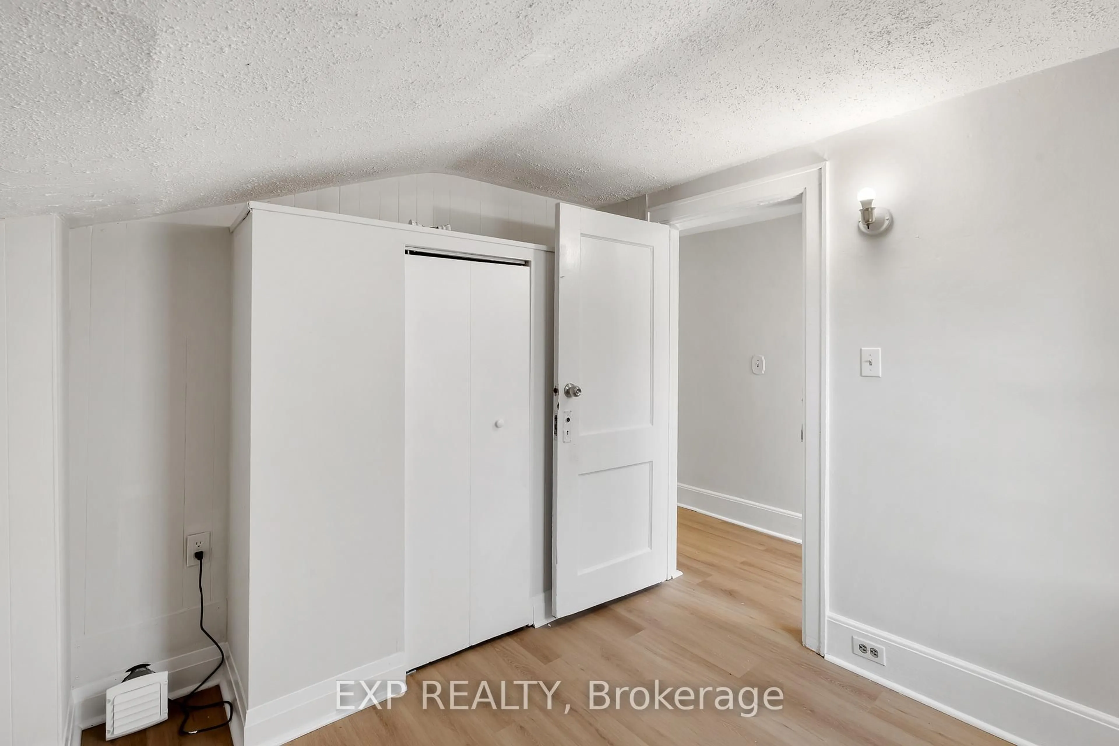 Indoor entryway for 467 Grove Ave, Windsor Ontario N9A 6G3