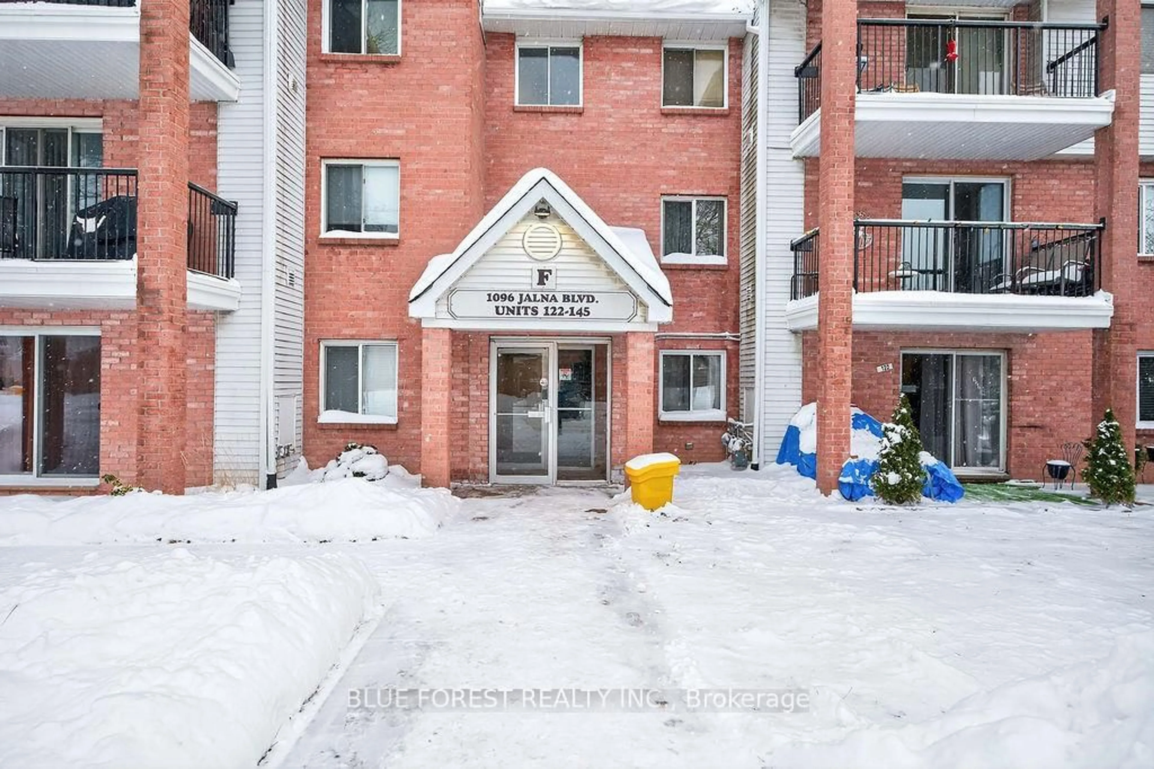 Indoor foyer for 1096 Jalna Blvd #143, London South Ontario N6E 3B8