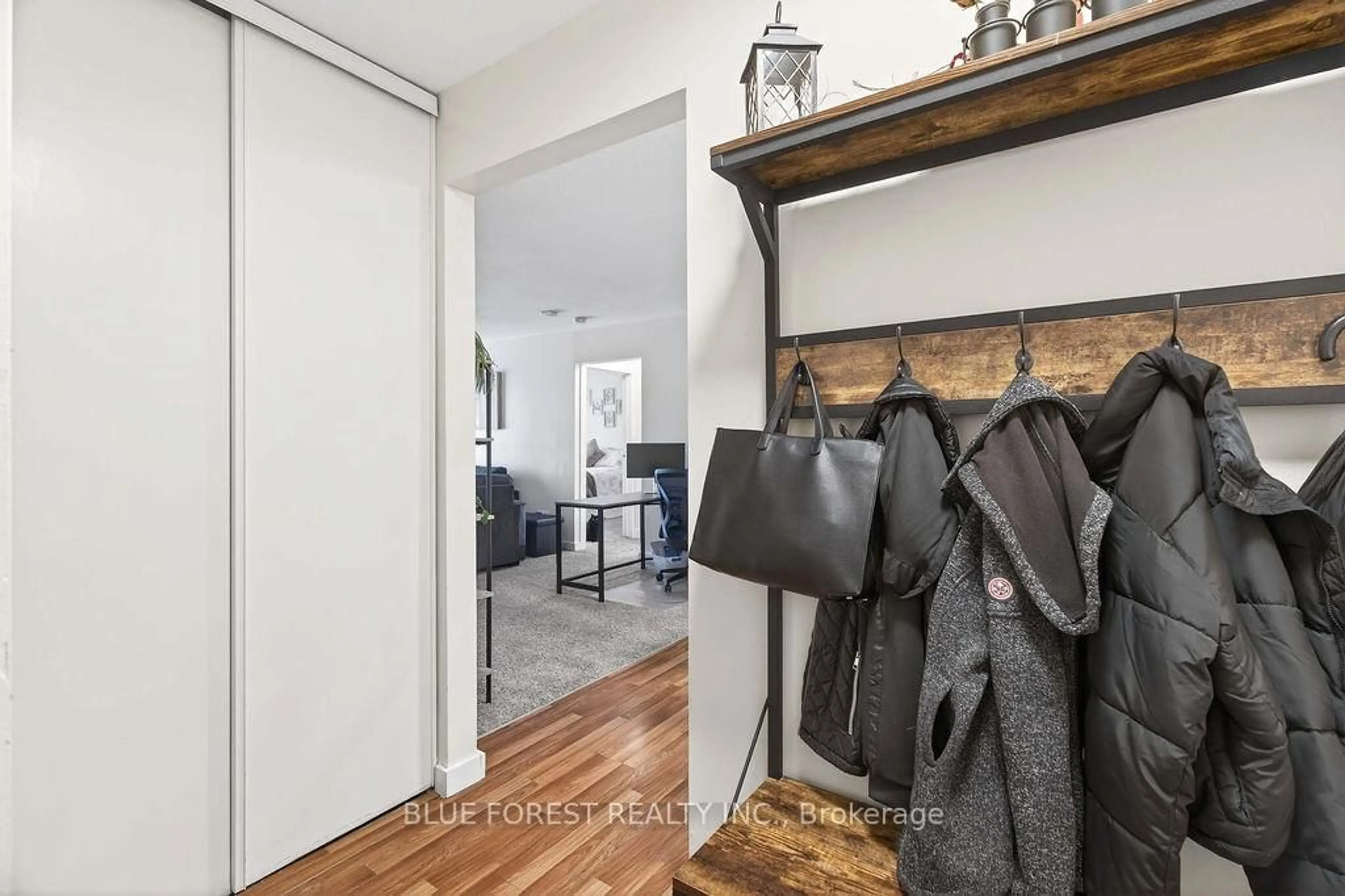 Indoor entryway for 1096 Jalna Blvd #143, London South Ontario N6E 3B8