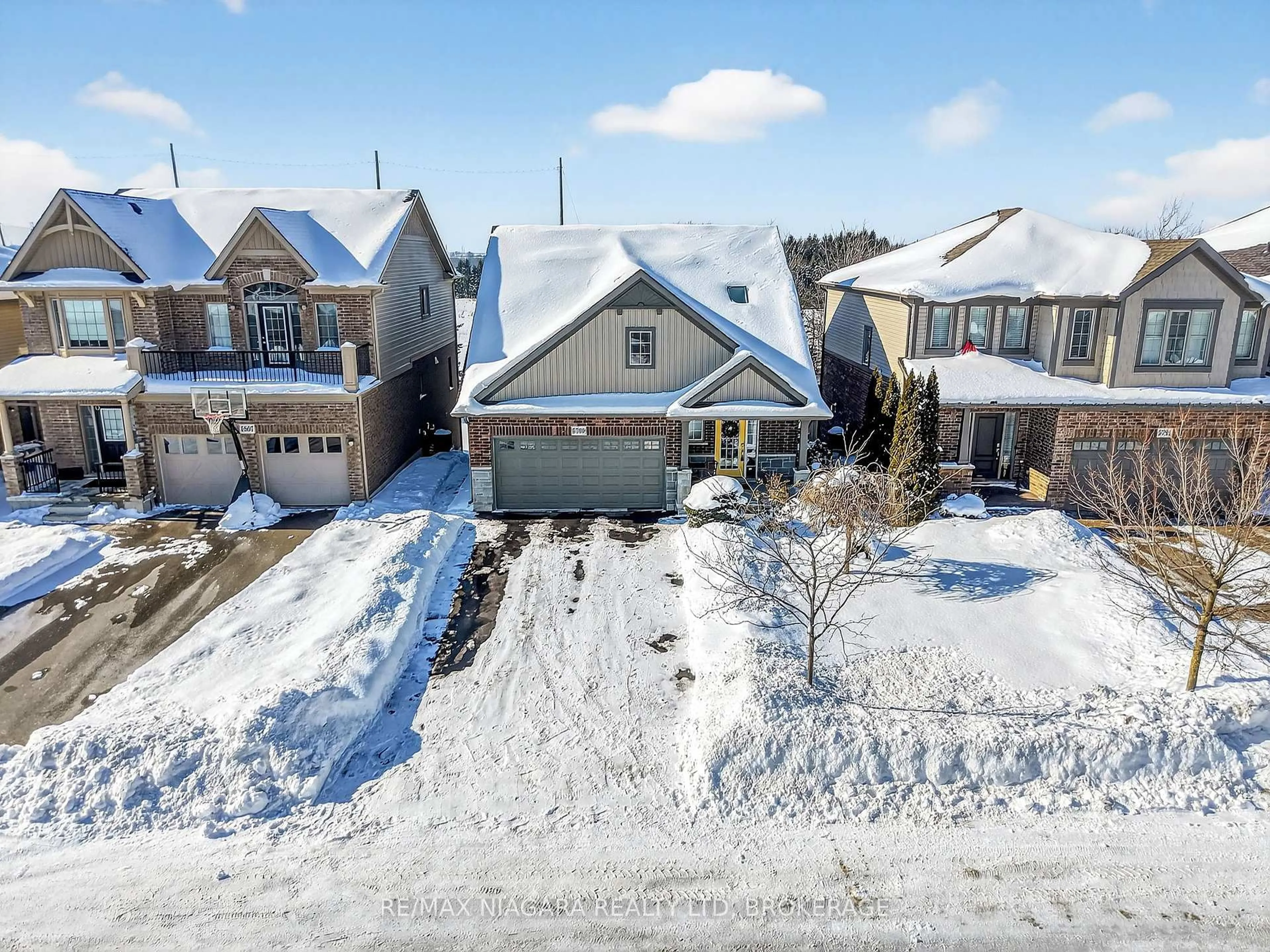 A pic from outside/outdoor area/front of a property/back of a property/a pic from drone, street for 5799 Osprey Ave, Niagara Falls Ontario L2H 0G2