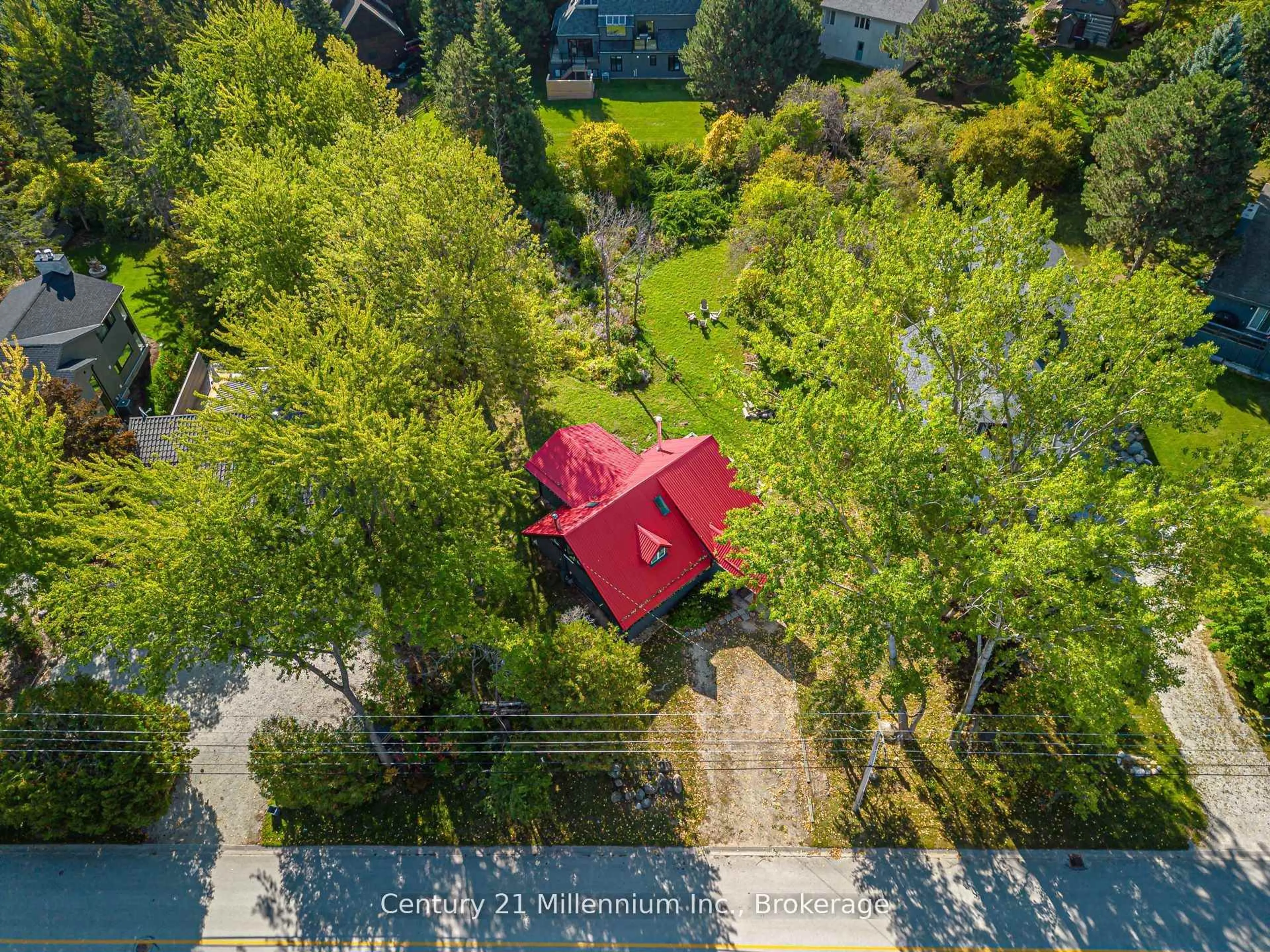A pic from outside/outdoor area/front of a property/back of a property/a pic from drone, unknown for 178 Sleepy Hollow Rd, Blue Mountains Ontario L9Y 0S8