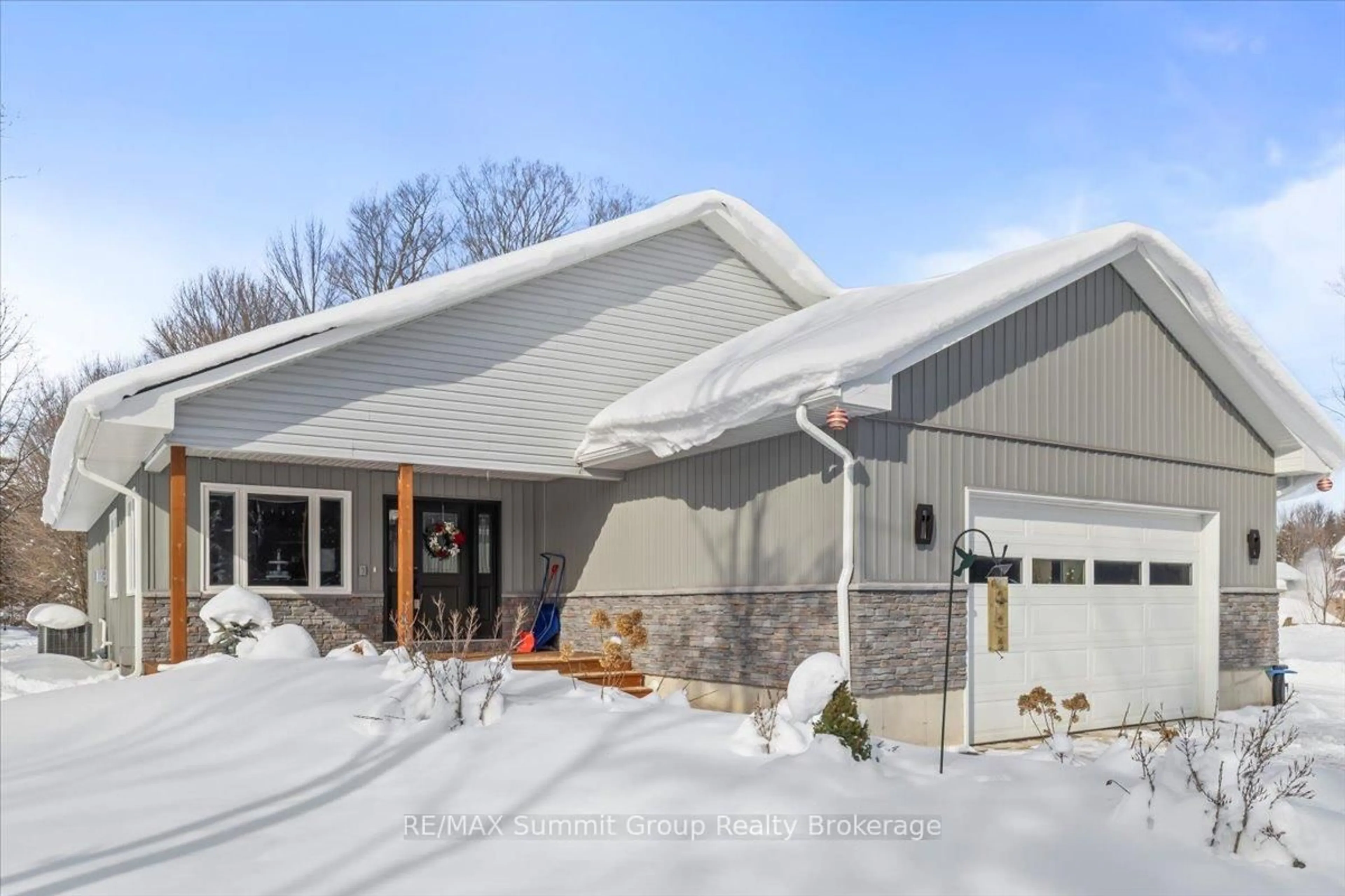 Home with vinyl exterior material, street for 135 Confederation Dr, Chatsworth Ontario N0H 1R0