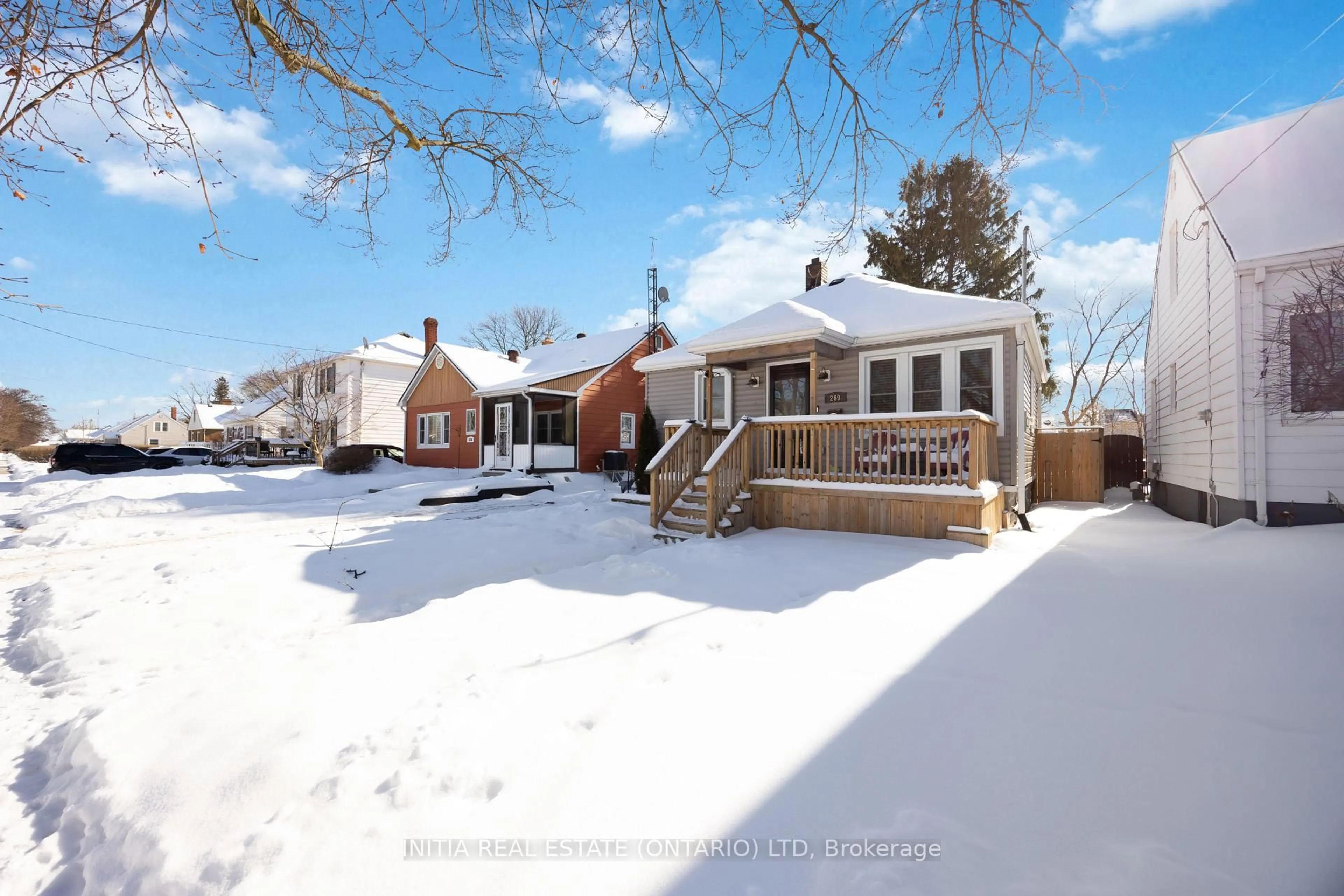 A pic from outside/outdoor area/front of a property/back of a property/a pic from drone, street for 269 Ross Ave, Sarnia Ontario N7T 1K1