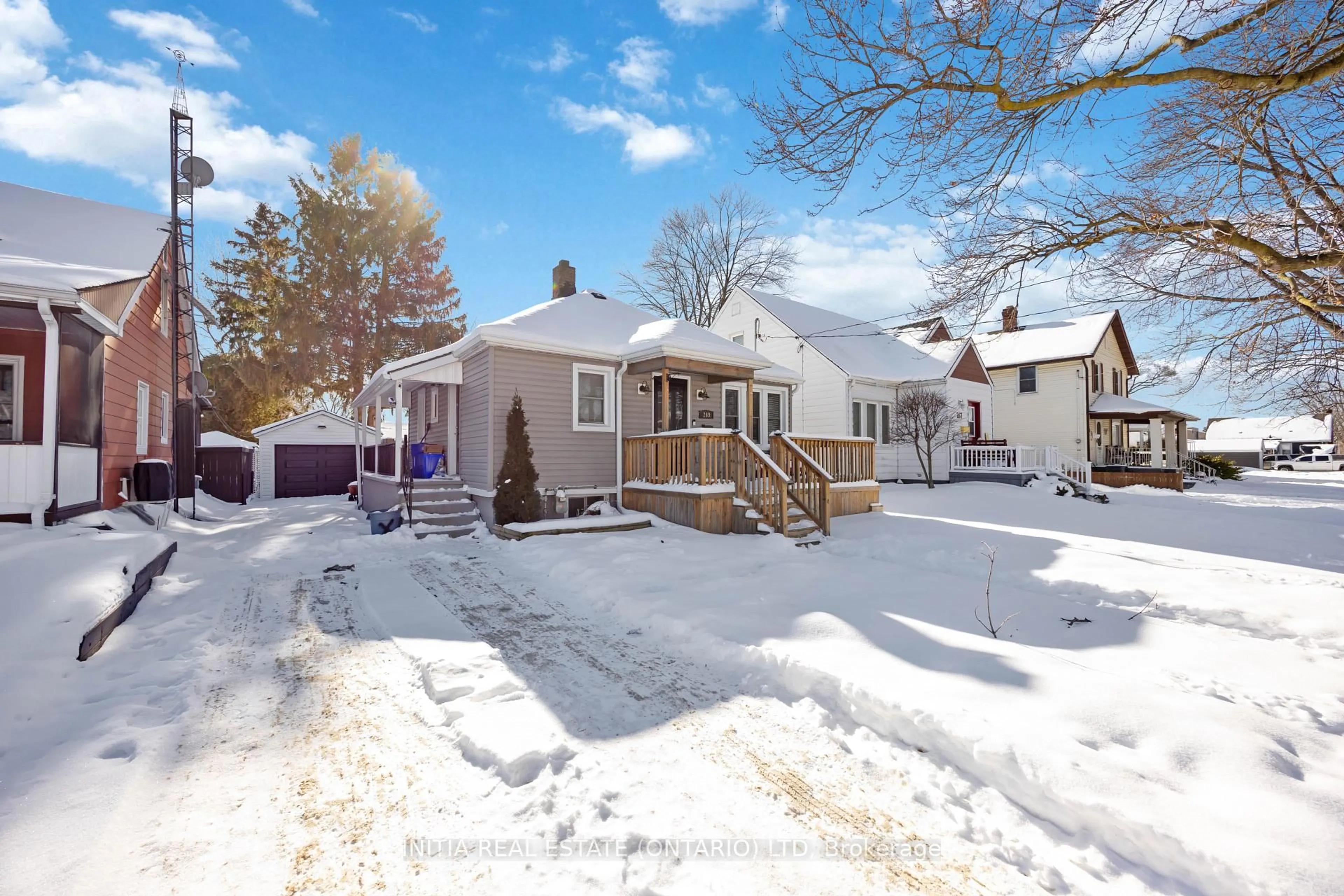 A pic from outside/outdoor area/front of a property/back of a property/a pic from drone, street for 269 Ross Ave, Sarnia Ontario N7T 1K1