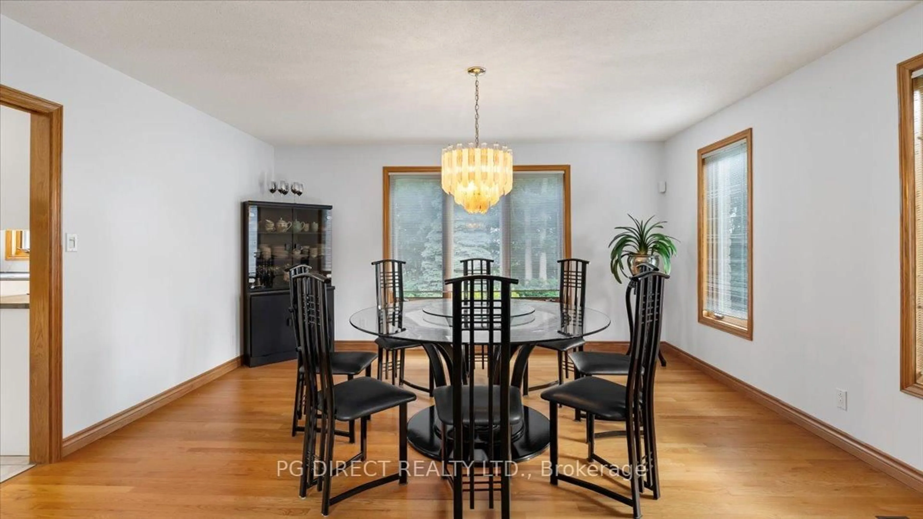 Dining room, wood/laminate floor for 26 Bridlewood Lane, Quinte West Ontario K8V 6N4