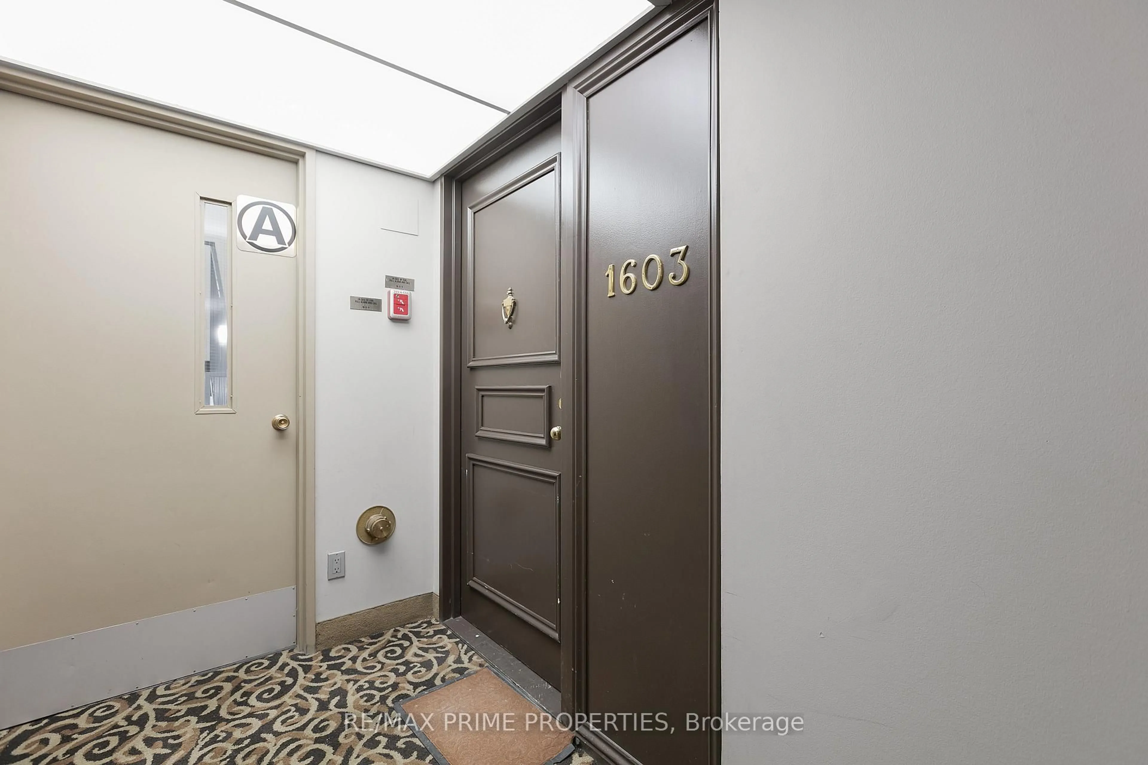 Indoor foyer for 1081 Ambleside Dr #1603, Ottawa Ontario K2B 8C8