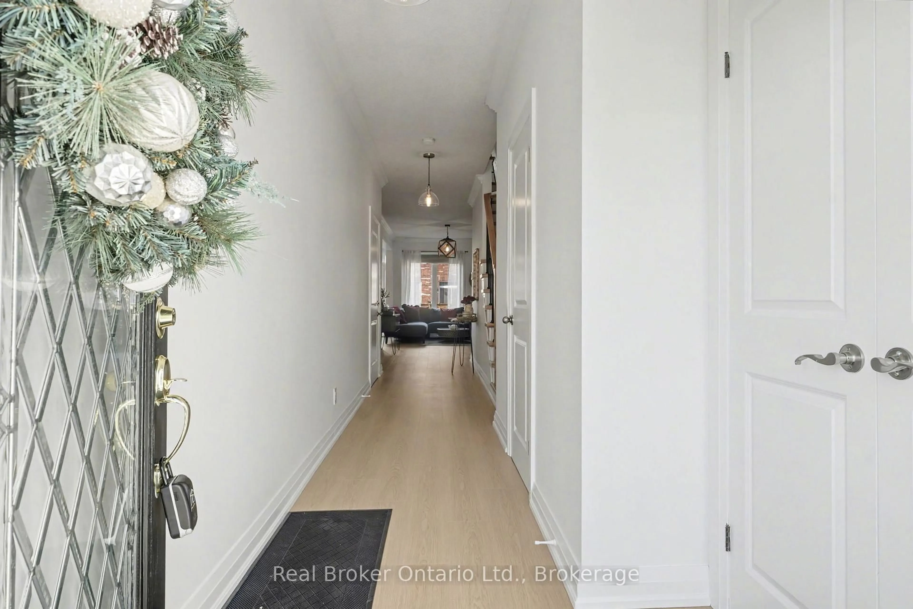 Indoor entryway for 45 SEABREEZE Cres #18, Hamilton Ontario L8E 0G1