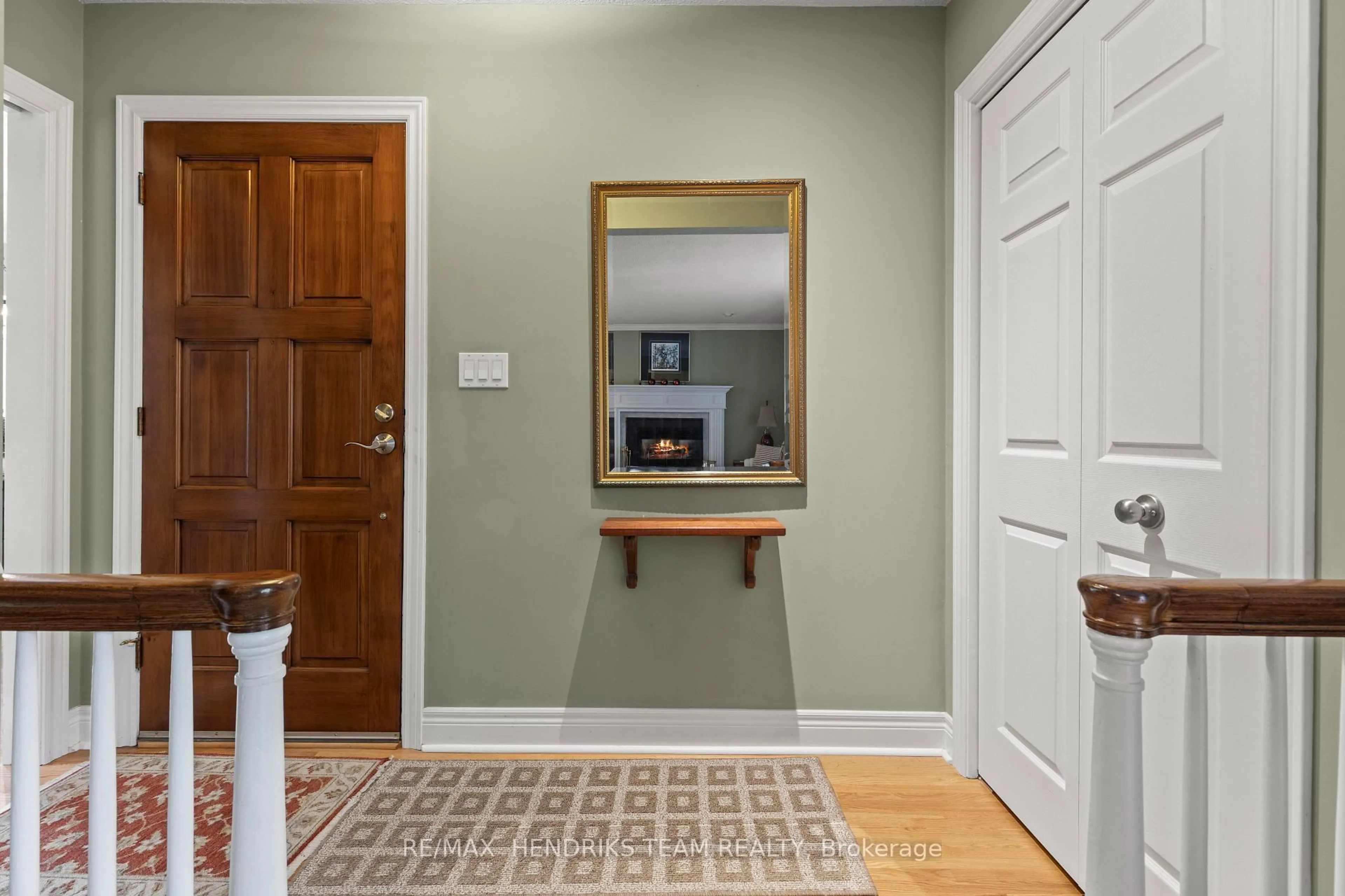 Indoor entryway for 704 Vine St, St. Catharines Ontario L2M 7L7