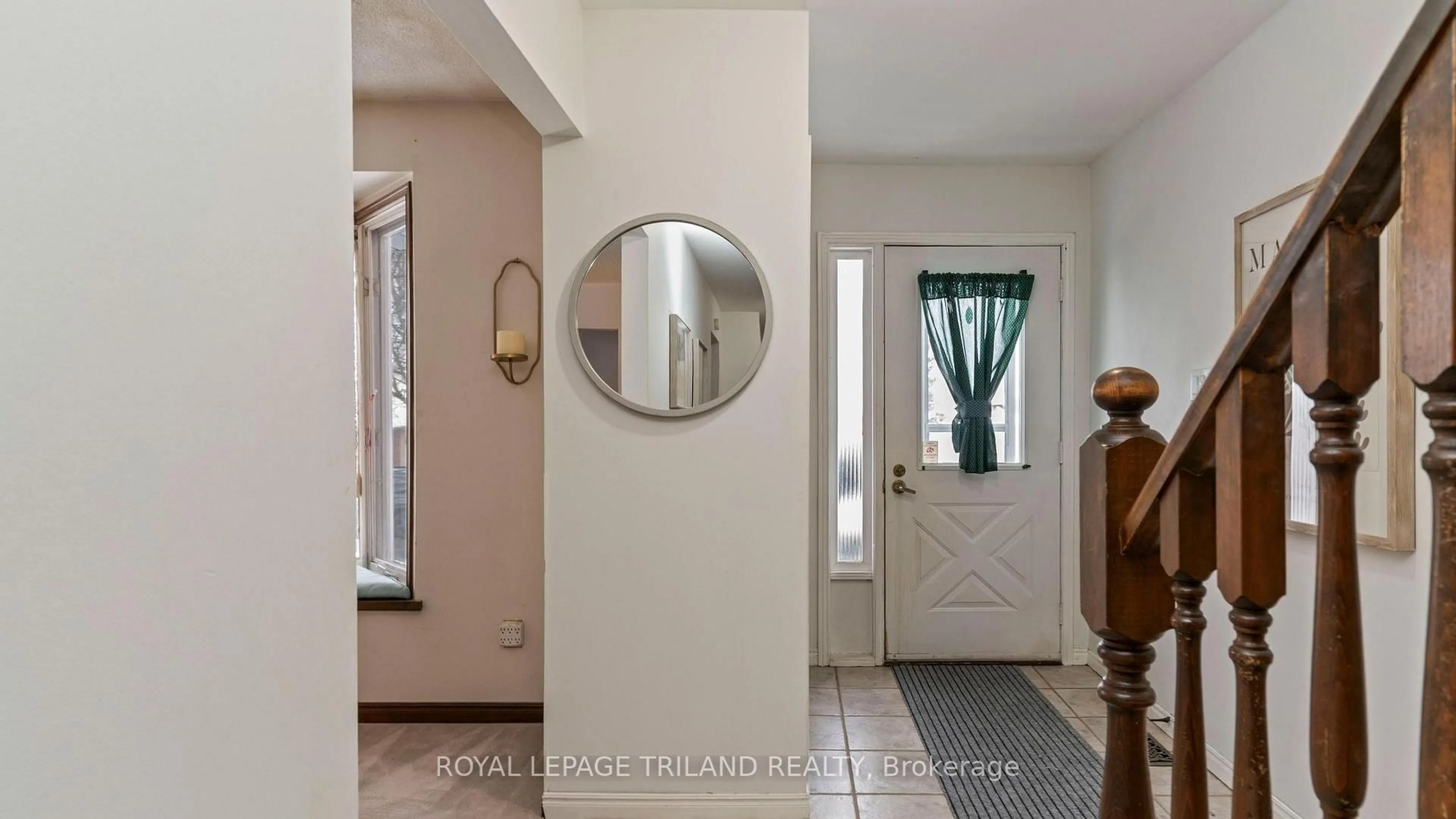 Indoor entryway for 535 GRAND VIEW Ave, London South Ontario N6K 3E8