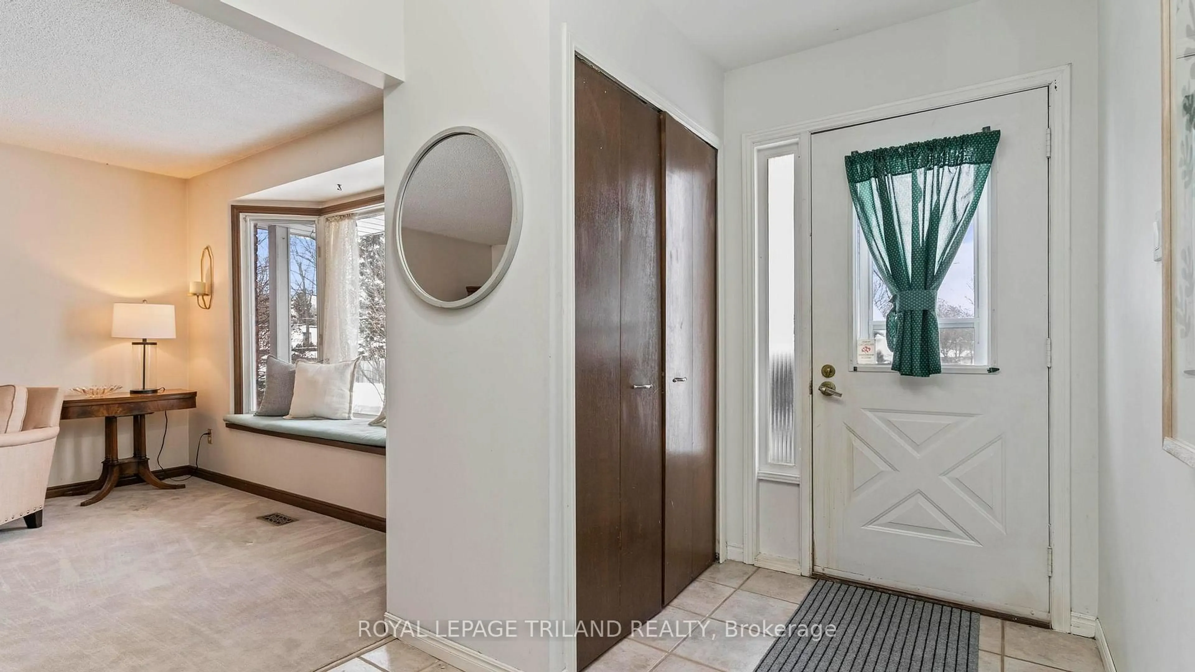 Indoor entryway for 535 GRAND VIEW Ave, London South Ontario N6K 3E8