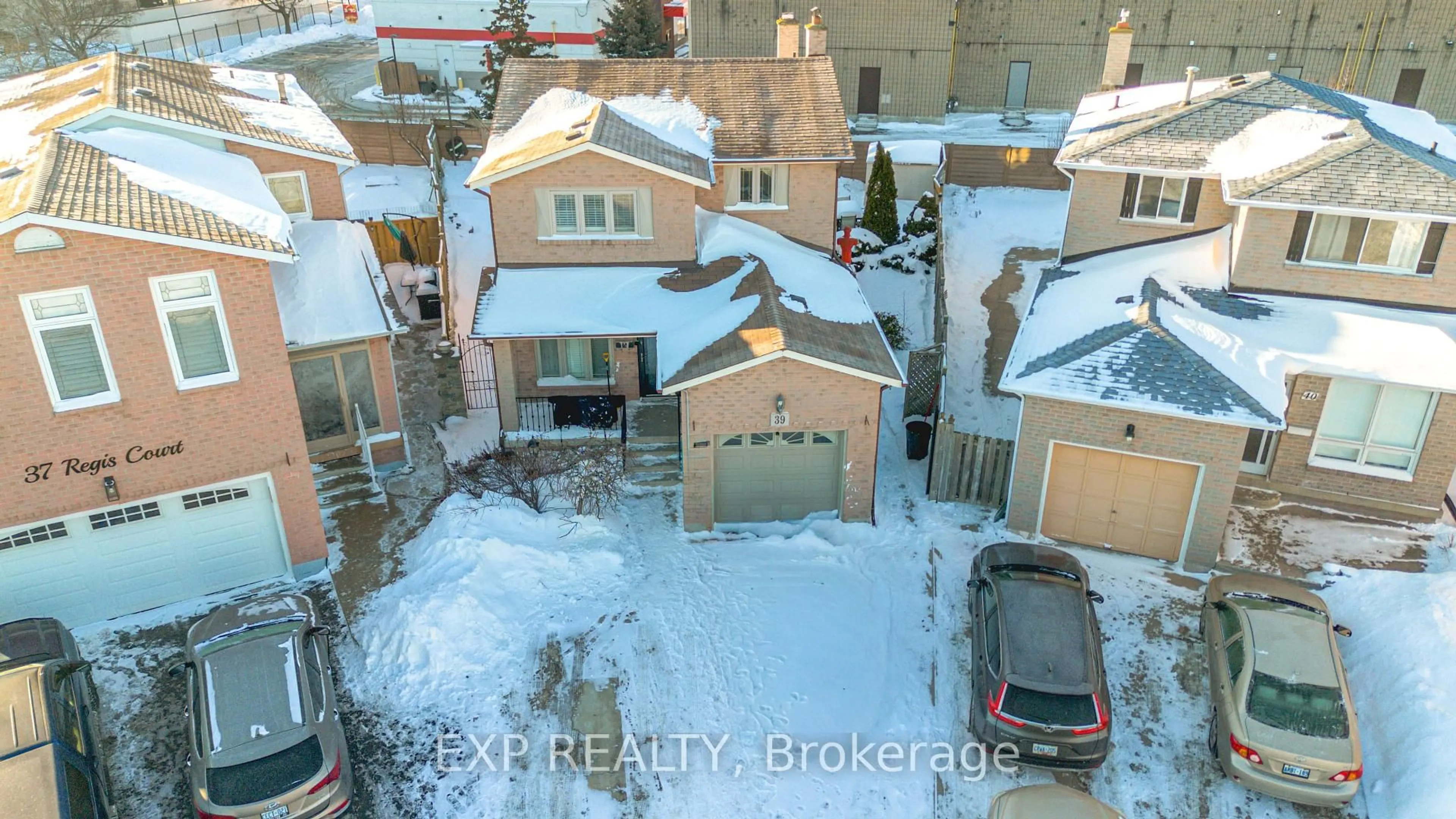 A pic from outside/outdoor area/front of a property/back of a property/a pic from drone, city buildings view from balcony for 39 Regis Crt, Hamilton Ontario L8E 4M8