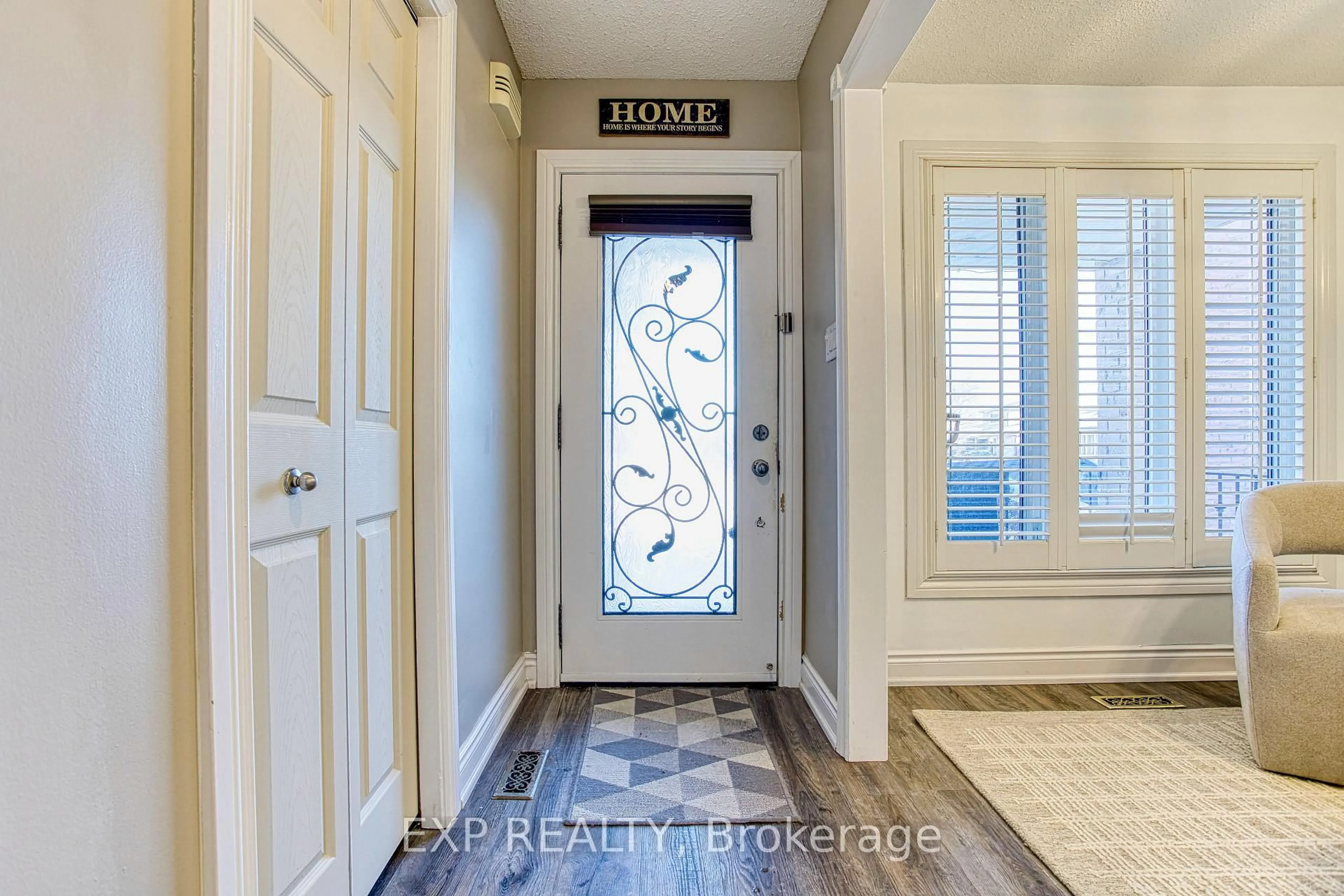 Indoor entryway for 39 Regis Crt, Hamilton Ontario L8E 4M8