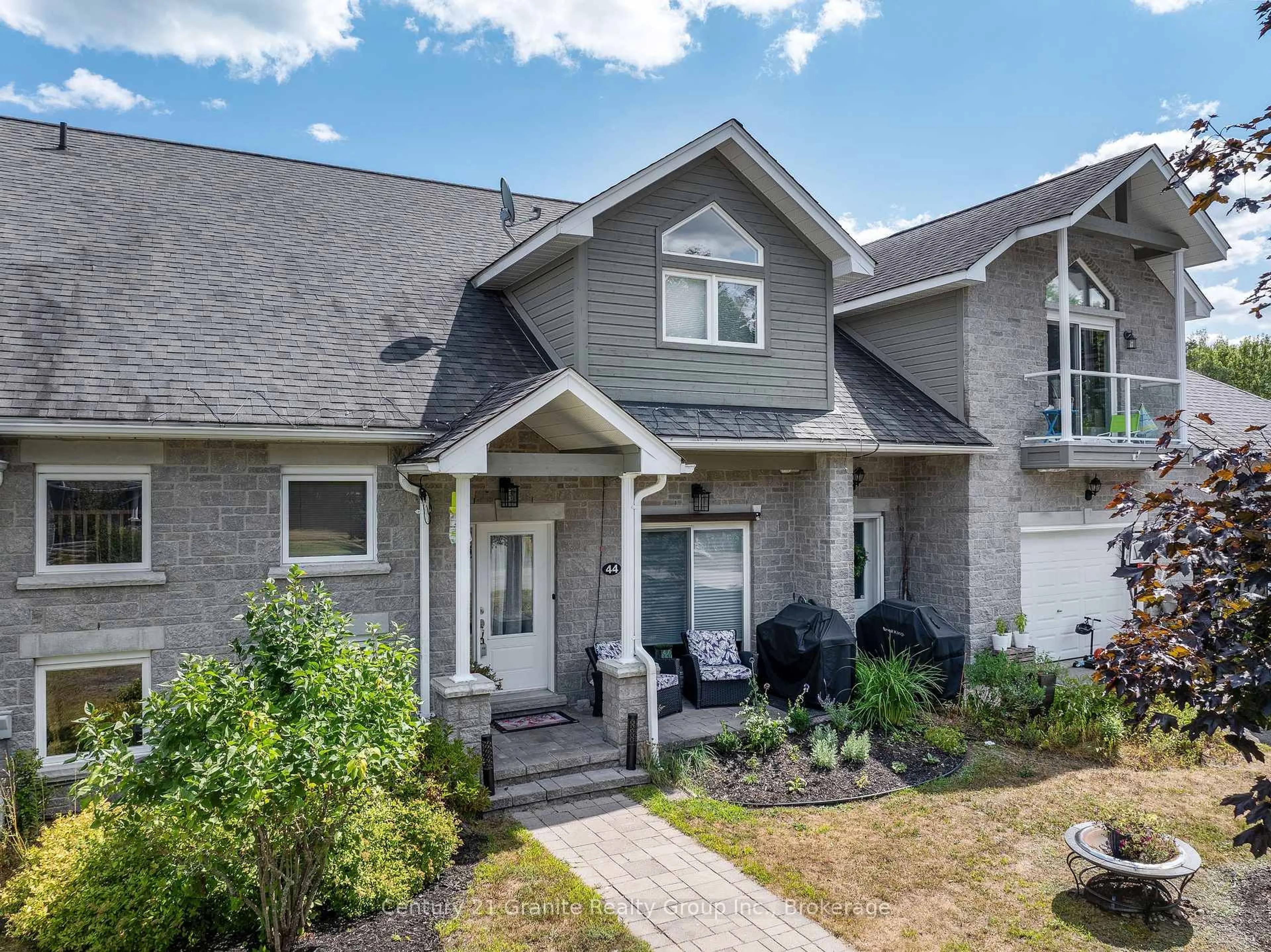 Home with vinyl exterior material, street for 44 Webb Circ, Dysart et al Ontario K0M 1S0