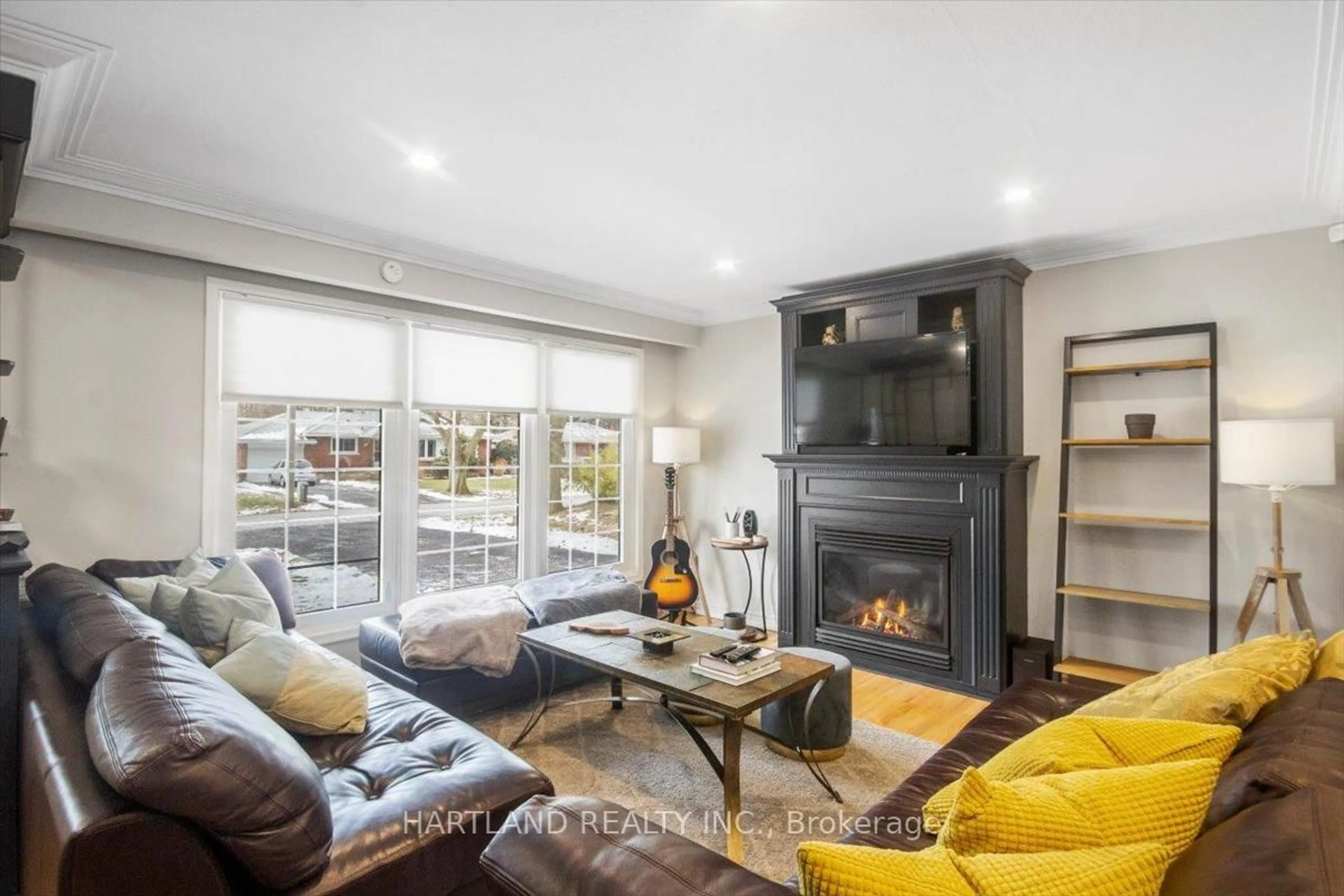 Living room with furniture, unknown for 19 KENWORTH Dr, St. Catharines Ontario L2M 4S4