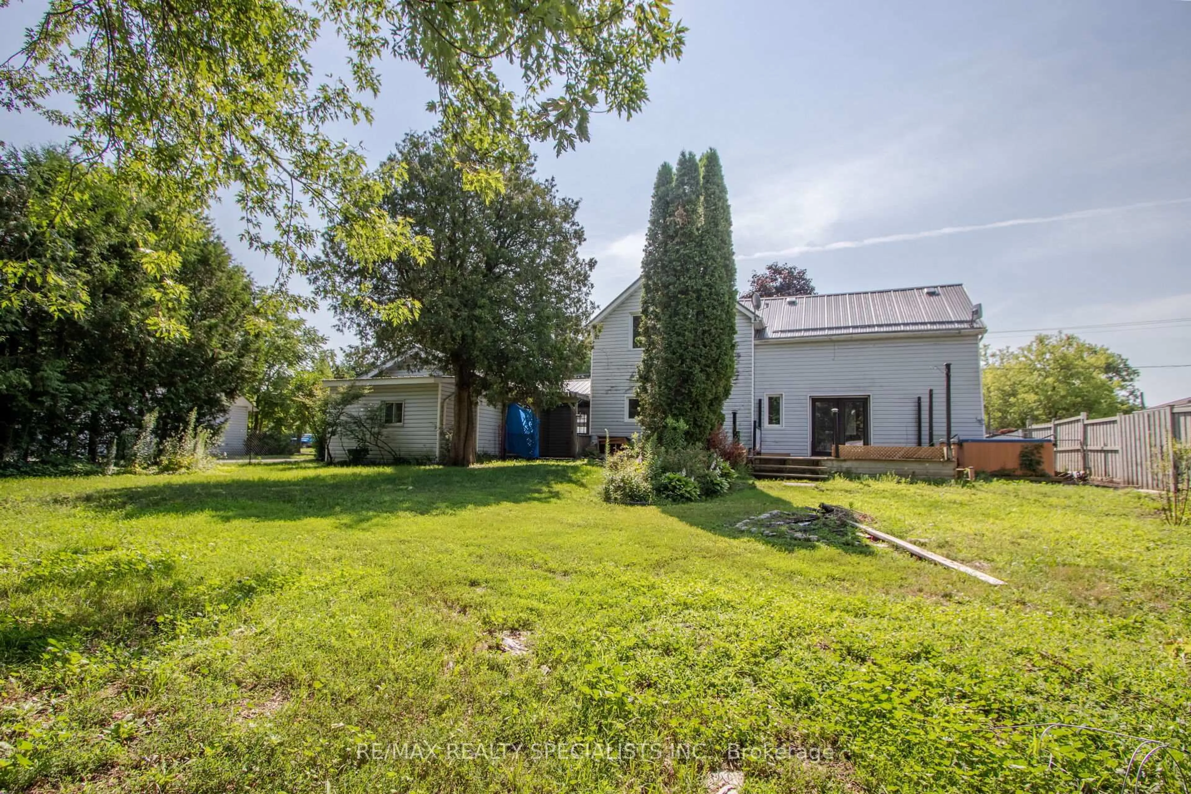 A pic from outside/outdoor area/front of a property/back of a property/a pic from drone, unknown for 25 Dundas St, Erin Ontario N0B 1T0