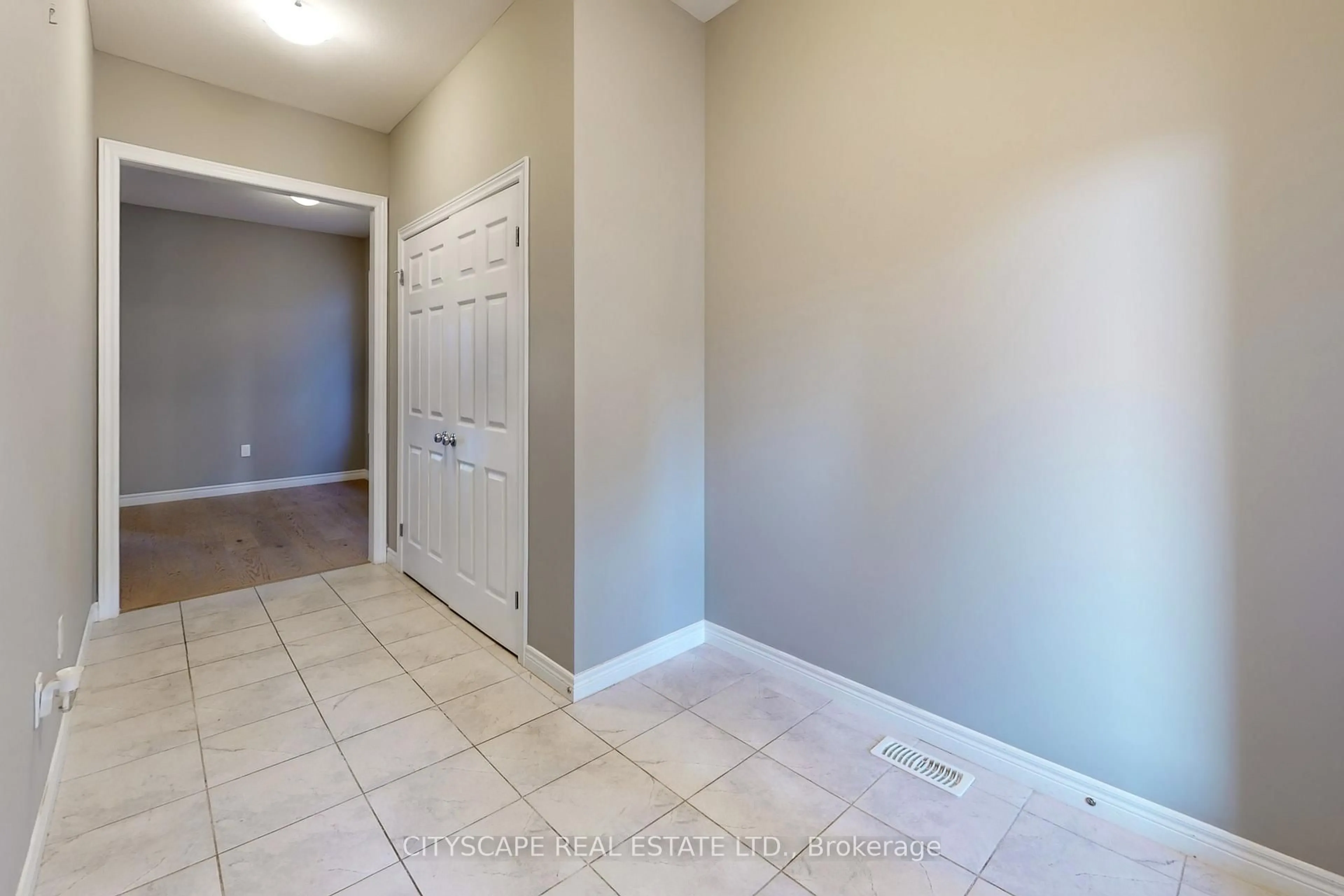 Indoor entryway for 100 Tartan Ave, Kitchener Ontario N2R 0N5