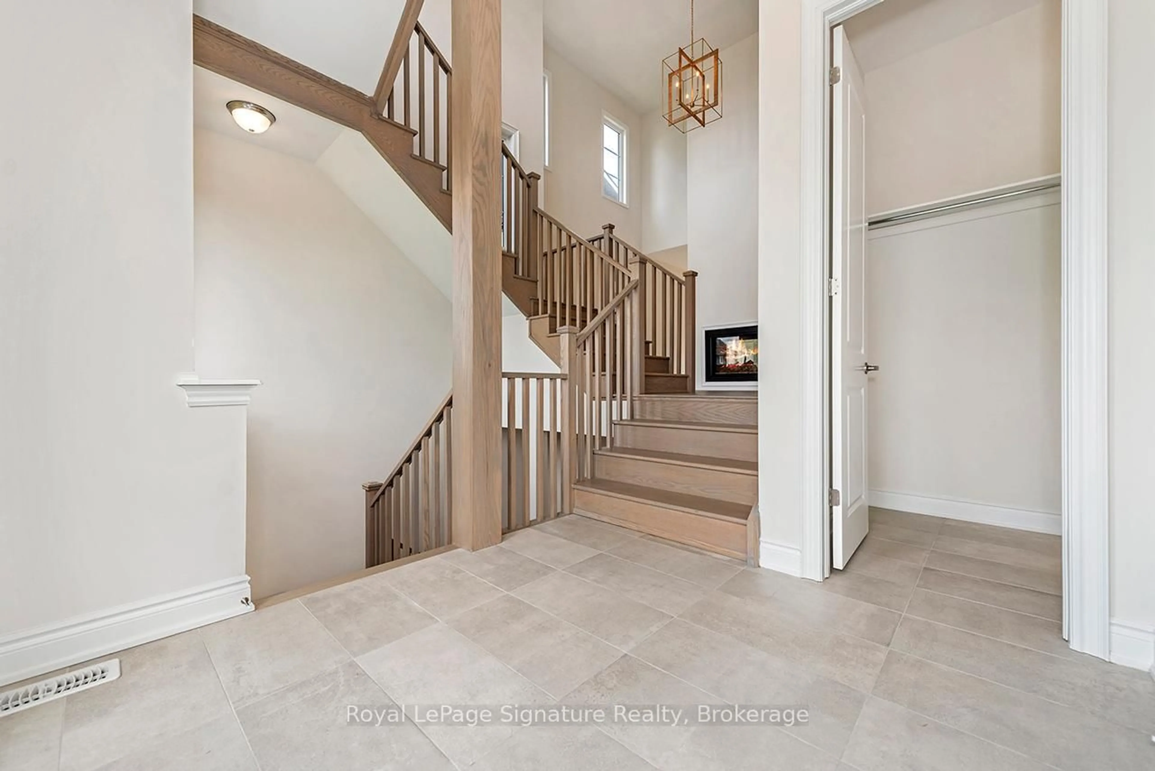 Indoor foyer for 116 Dorothy Dr, Blue Mountains Ontario N0H 1J0